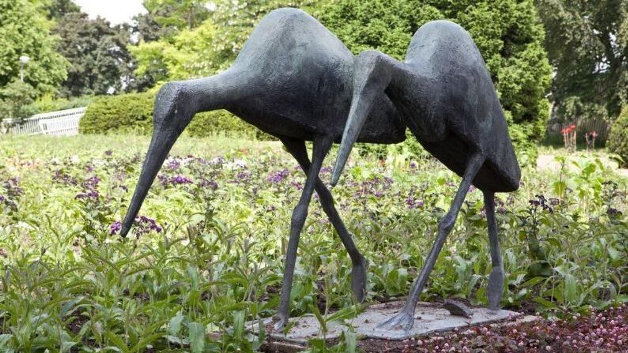 Die Bronzeskulptur «Zwei Störche» des Bildhauers Philipp Harth wurde bereits 2016 aus dem Rheinpark gestohlen. (Archivbild)