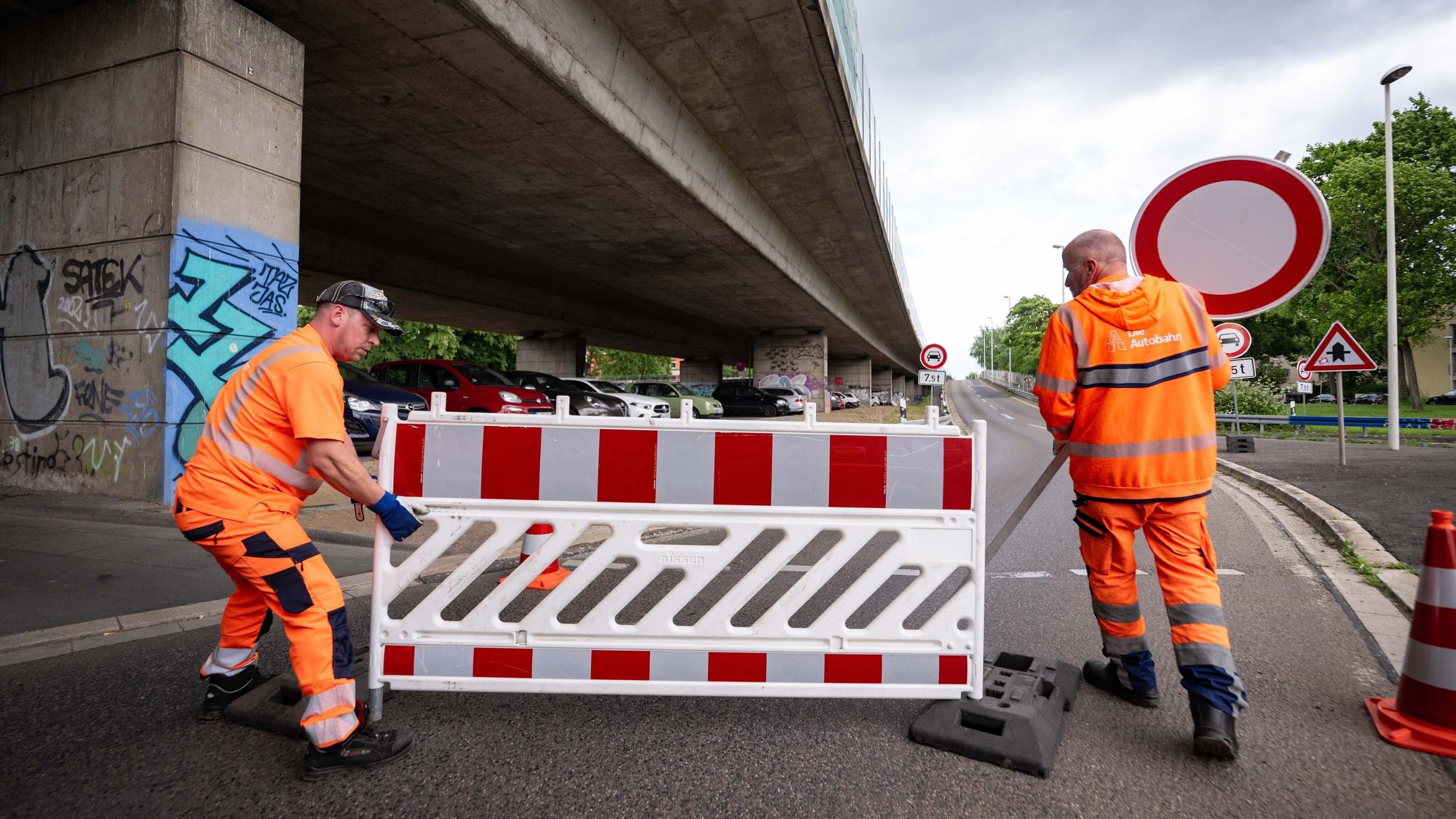 Die Friedrich-Ebert-Brücke (Rheinbrücke Nord), eine wichtige Ost-West-Autobahnbrücke, ist ab sofort dicht: Wegen Schäden am Tragwerk sperrt die Autobahn GmbH die A565-Rheinbrücke Bonn-Nord.