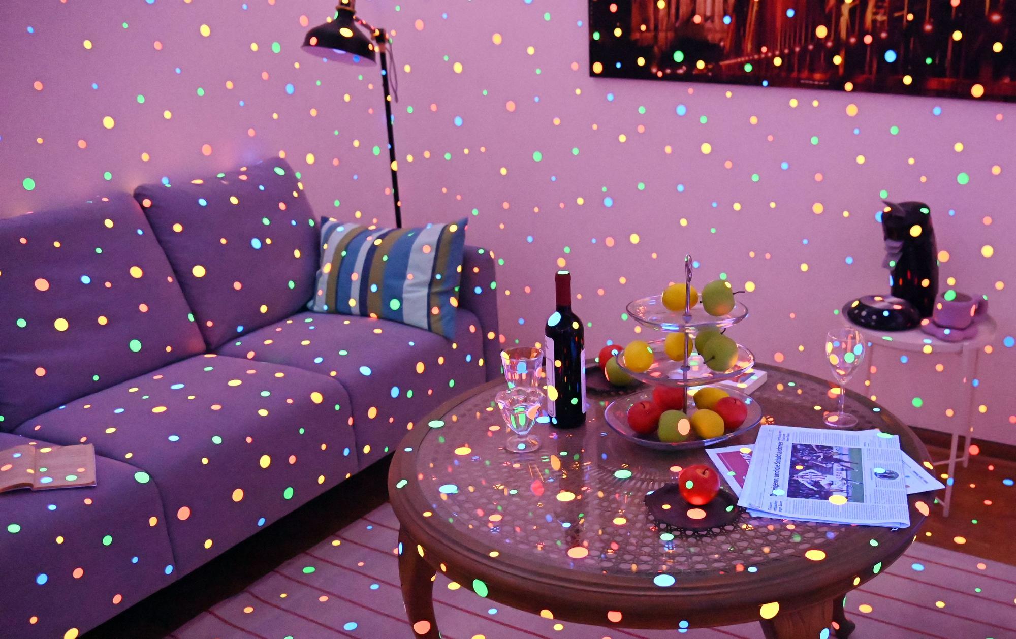 14.04.2026 Köln. Beate Wickenden und Ralph Peters sind die 100.000 Besucher in der Ausstellung Yayoi Kusama im Museum Ludwig. OB Torsten Burmester gratuliert. Foto: Alexander Schwaiger