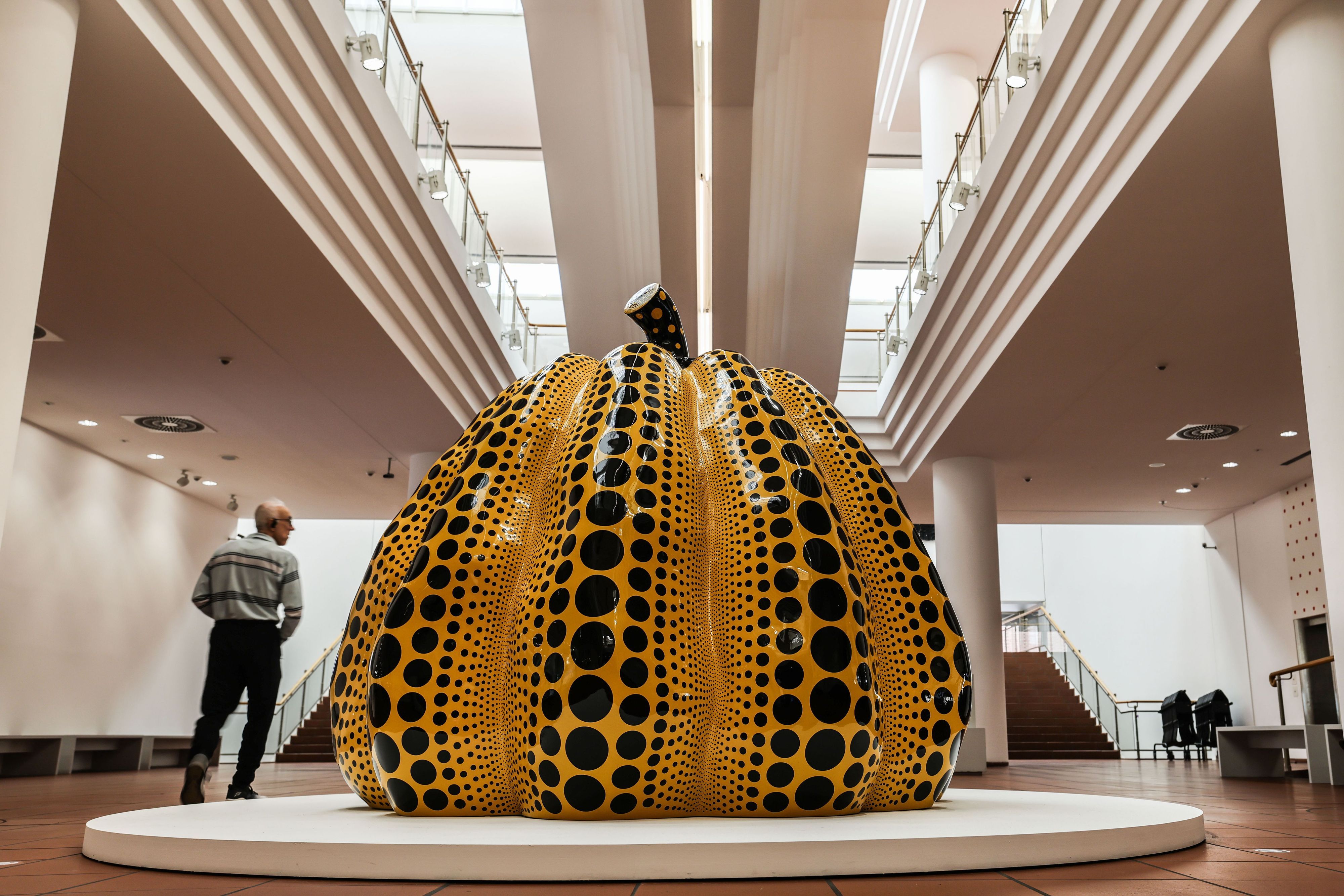 Der übergroße Kürbis im Foyer des Museum Ludwig. Kürbisse sind für Yayoi Kusama Trostspender. Sie hat einem ihrer Lieblingsmotive auch ein eigenes Gedicht gewidmet: „On Pumpkins“