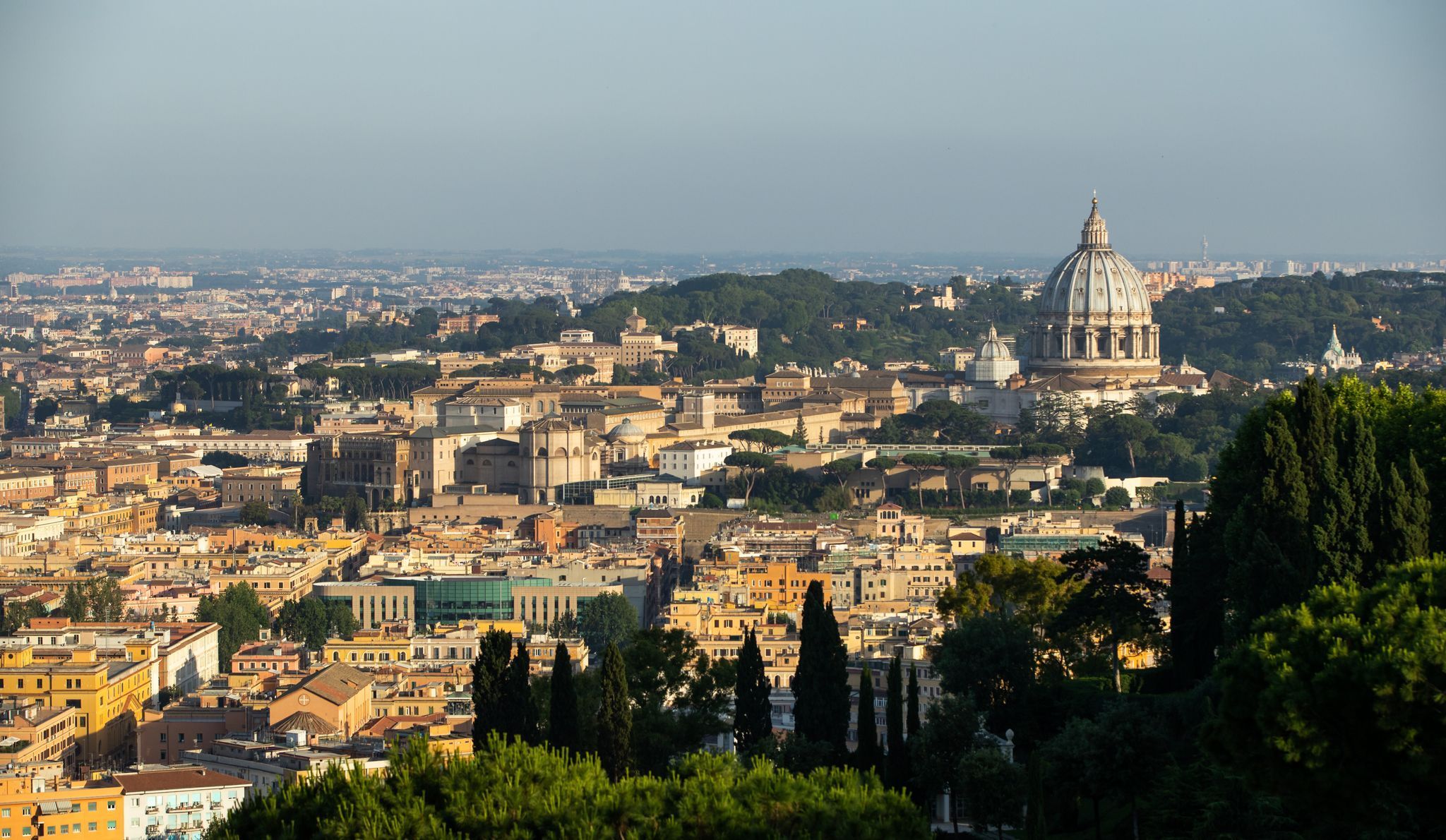 Blick auf die Kuppel des Petersdoms in Rom