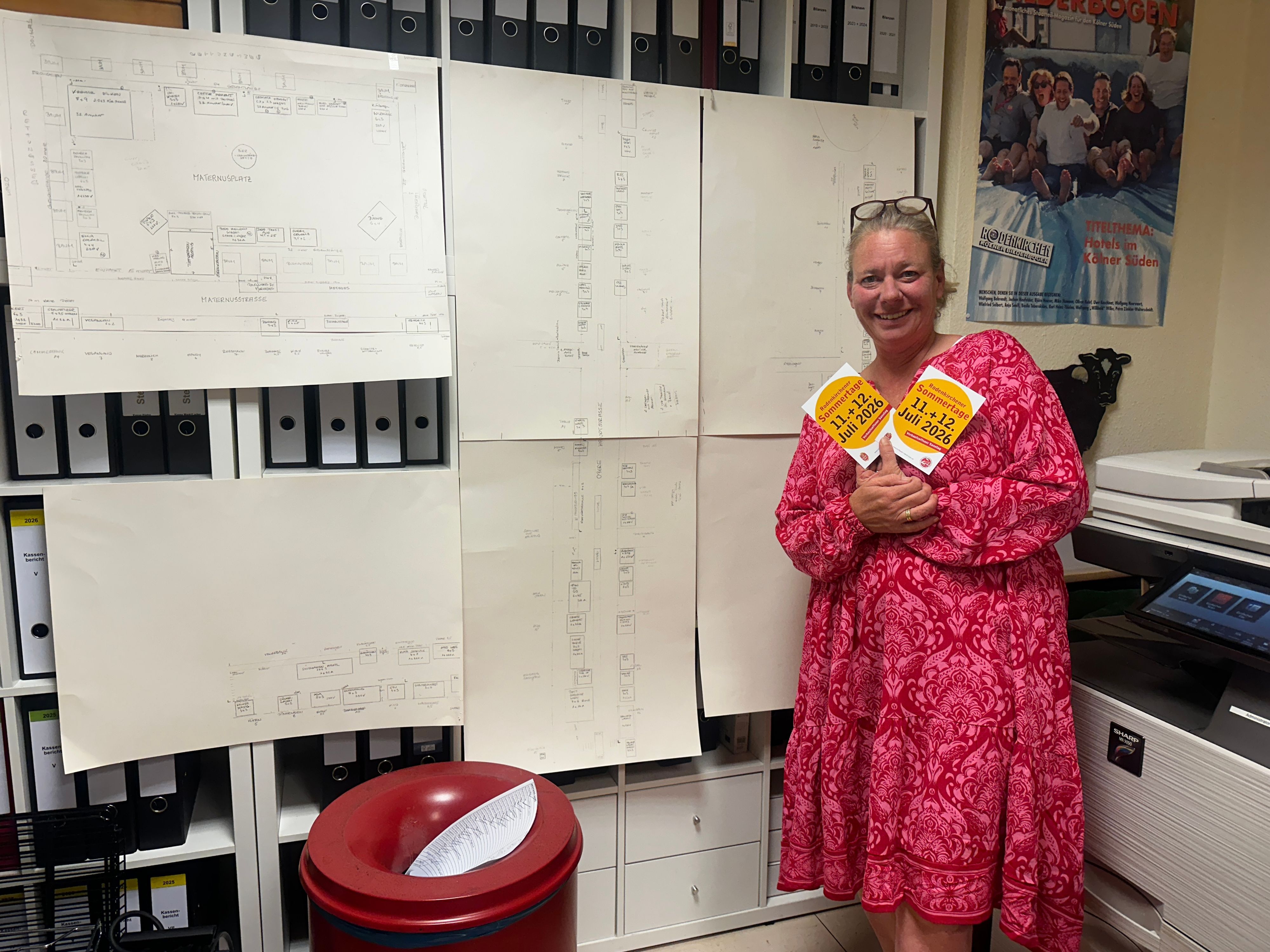 Bei Petra Walterscheidt im Büro hängen die Pläne für die Rodenkirchener Sommertage.