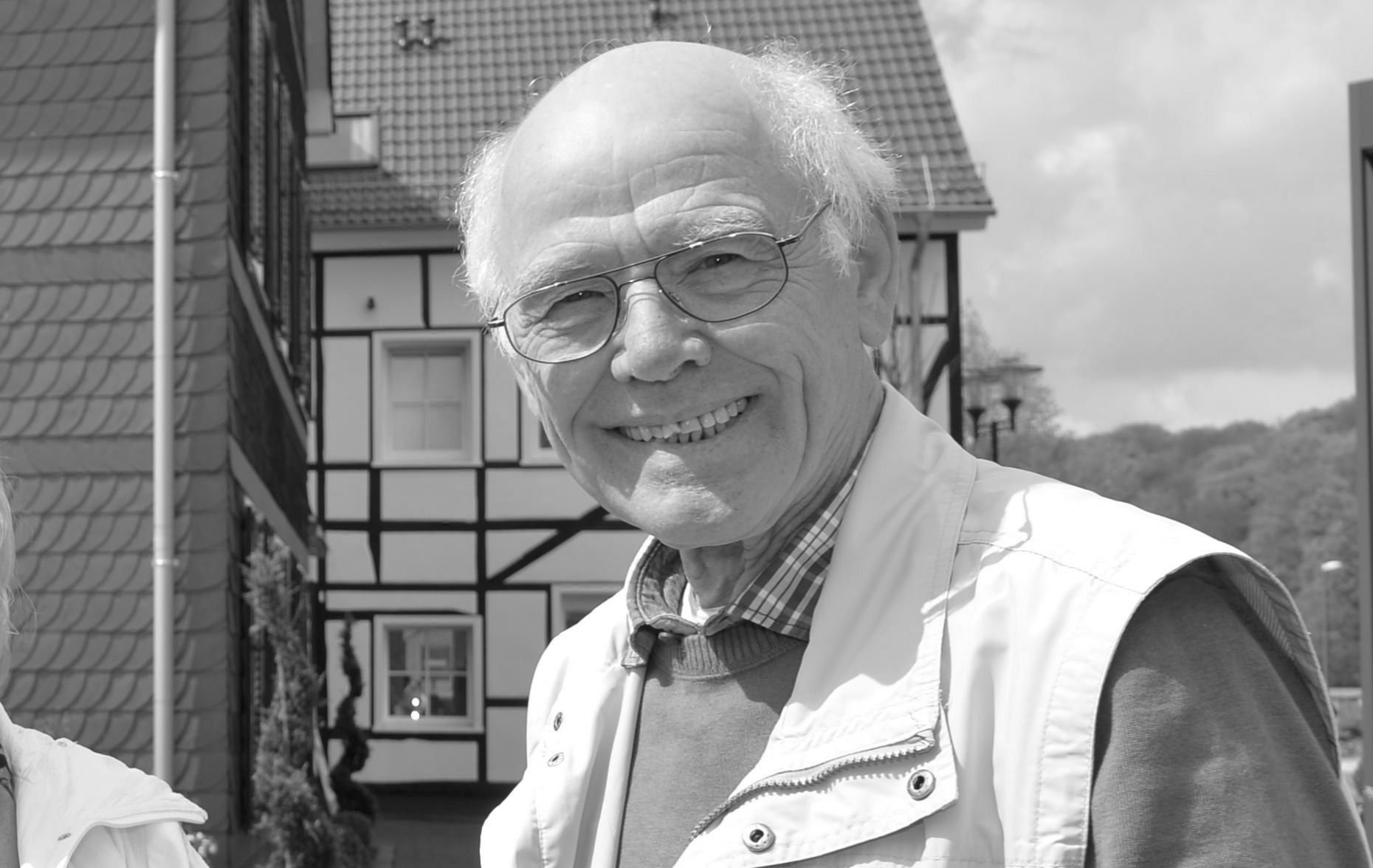 Herbert Brühl lächelt in die Kamera.
