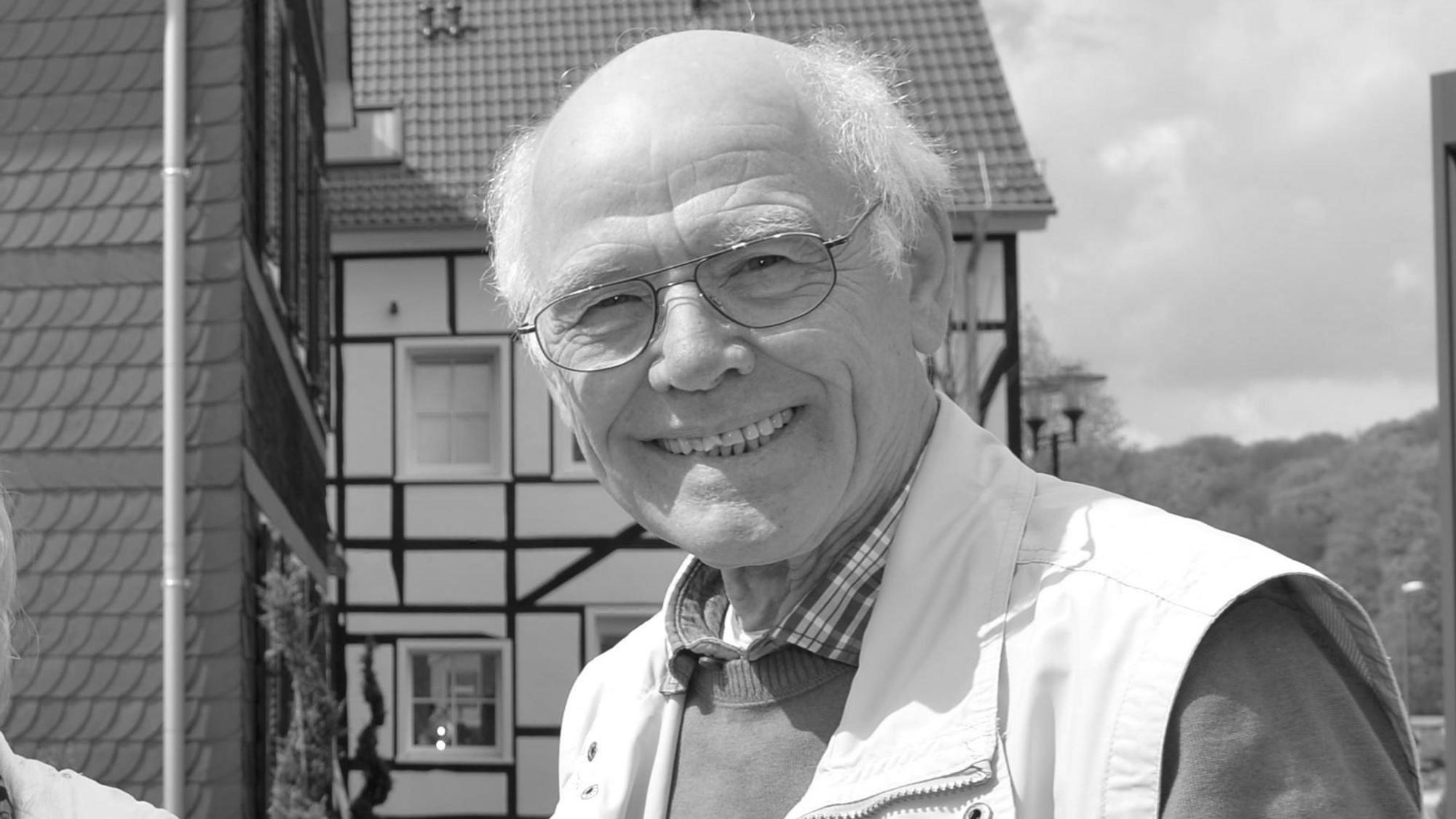 Herbert Brühl lächelt in die Kamera.