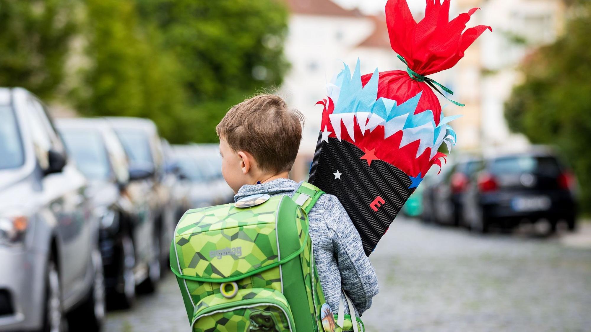 Erstklässler mit Ranzen und Schultüte