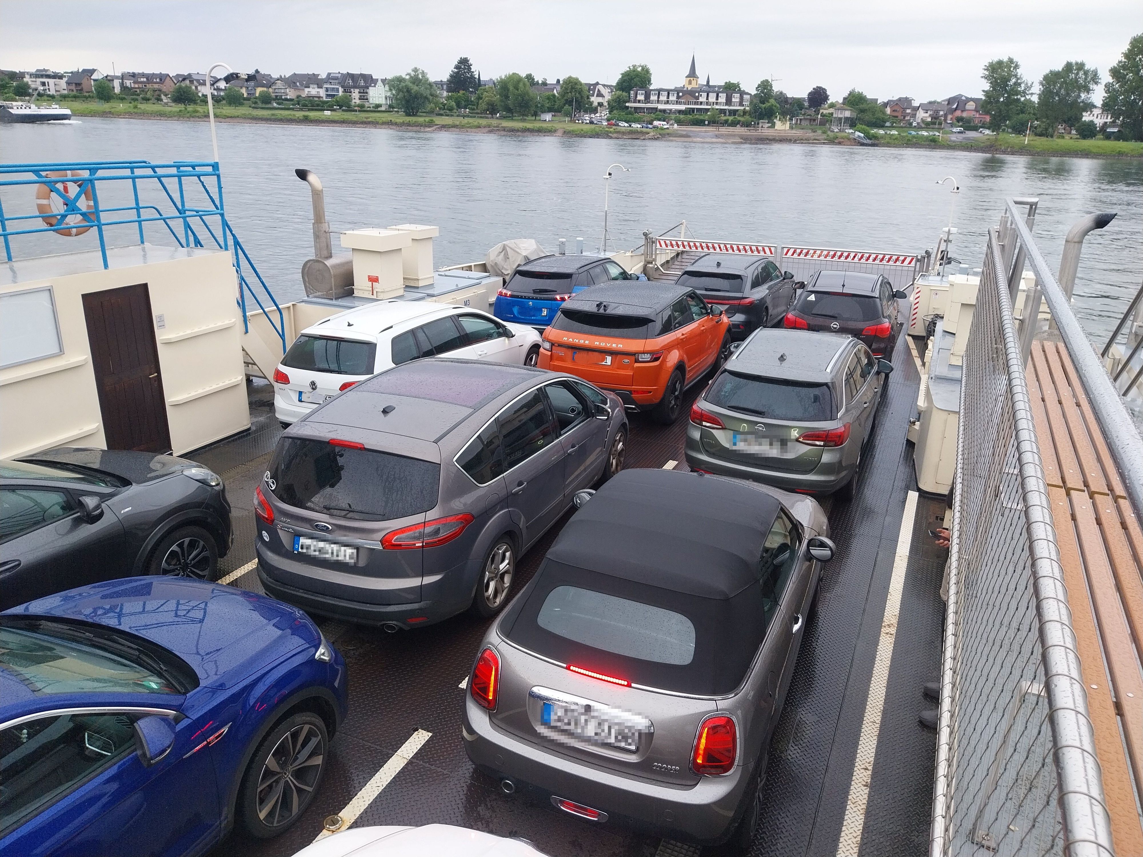 Rund 20 Autos kann die Fähre Christophorus pro Fahrt über den Rhein bringen.