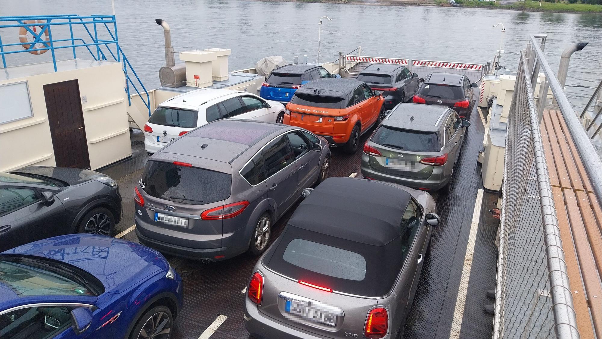 Rund 20 Autos kann die Fähre Christophorus pro Fahrt über den Rhein bringen.