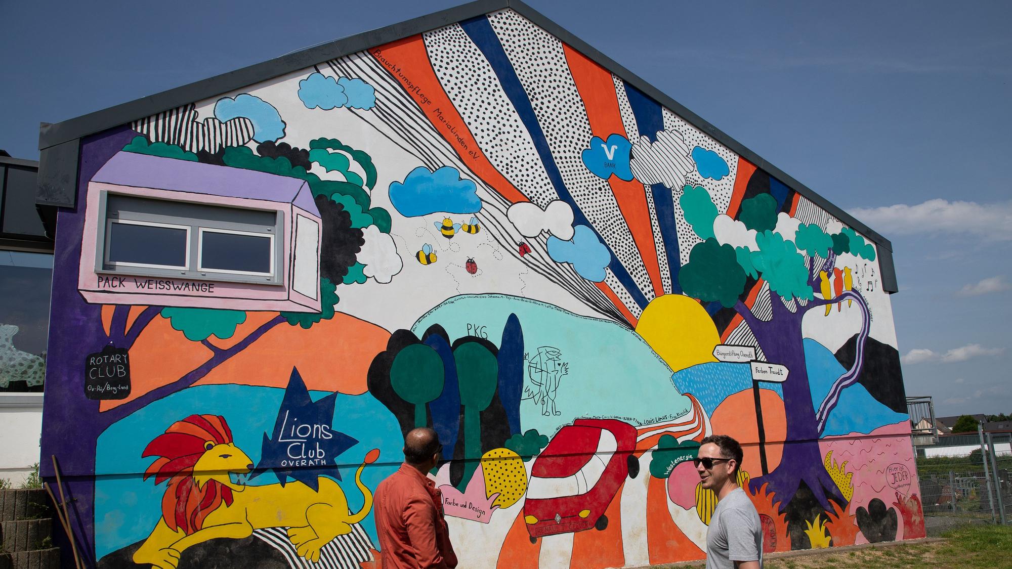 Eine Hauswand ist bunt gestaltet.