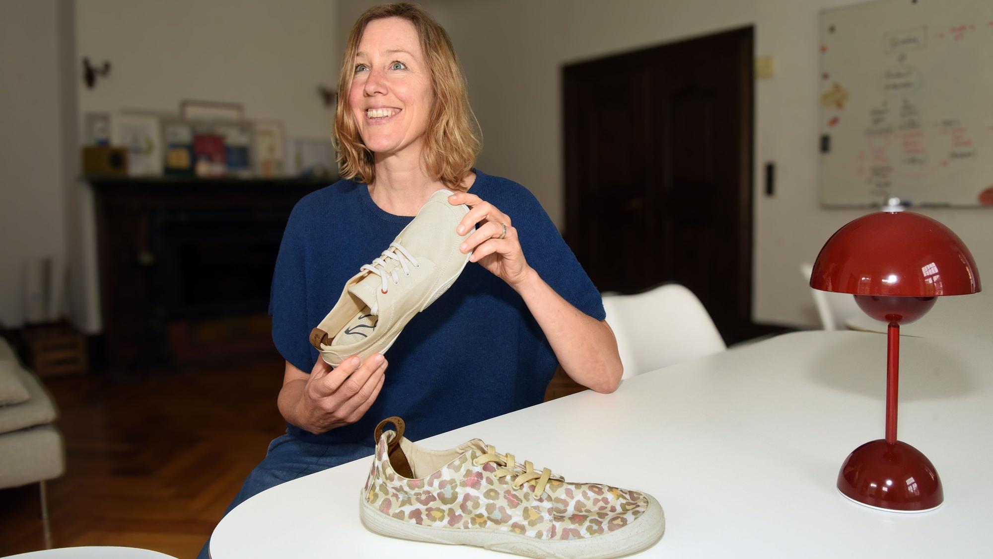 Eine Frau mit Schuhen.