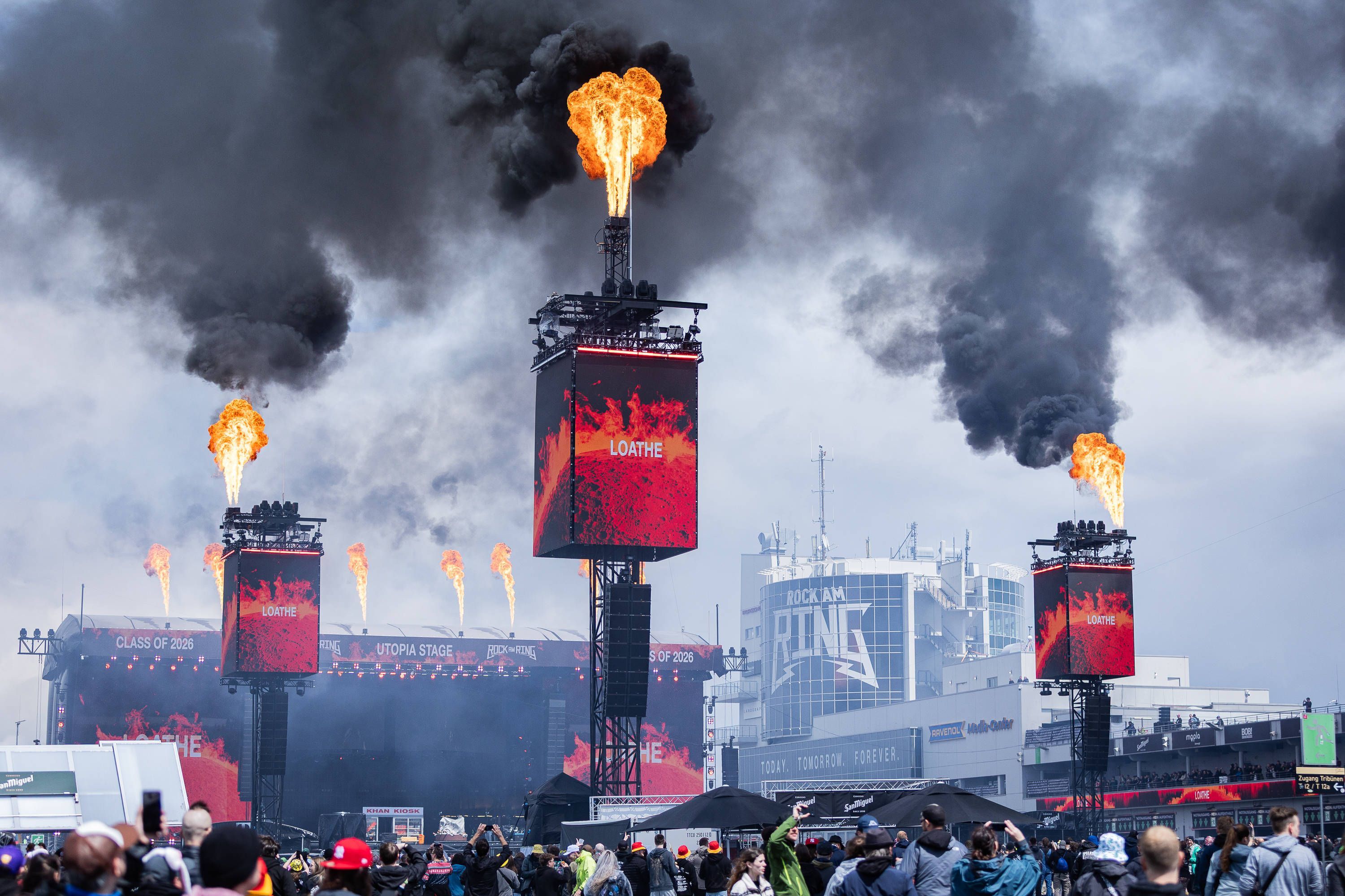 Feuer schießt aus den LED-Türmen bei „Rock am Ring“ am Nürburgring.