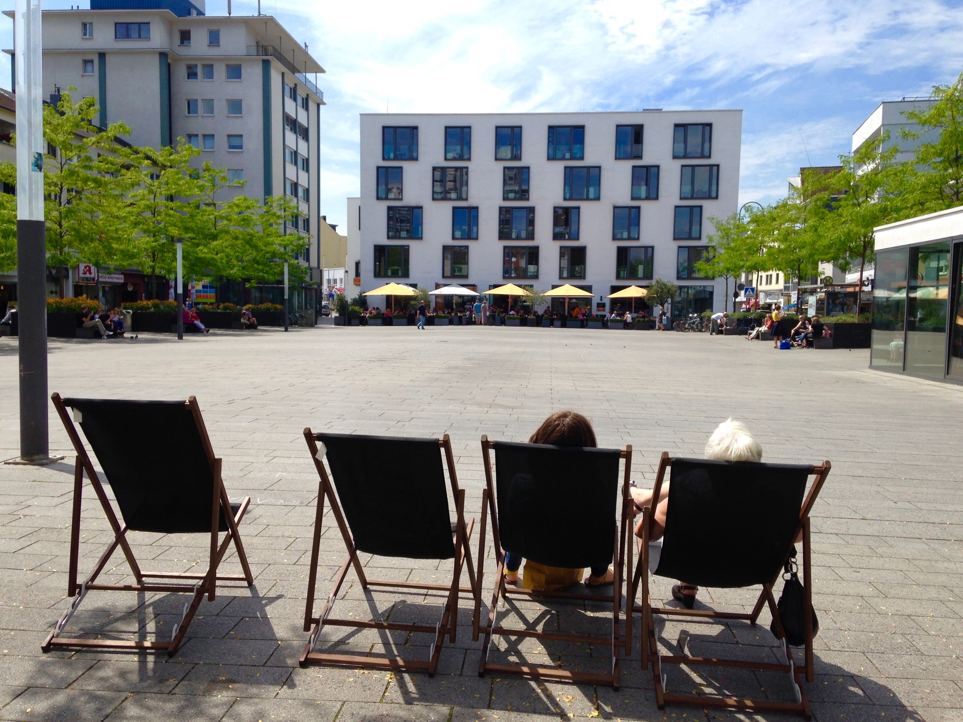 Bei sonnigem Wetter heizt sich der Maternusplatz stark auf – Schattenplätze gibt es kaum.