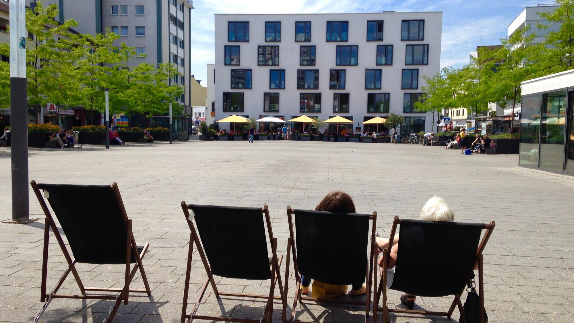 Bei sonnigem Wetter heizt sich der Maternusplatz stark auf – Schattenplätze gibt es kaum.