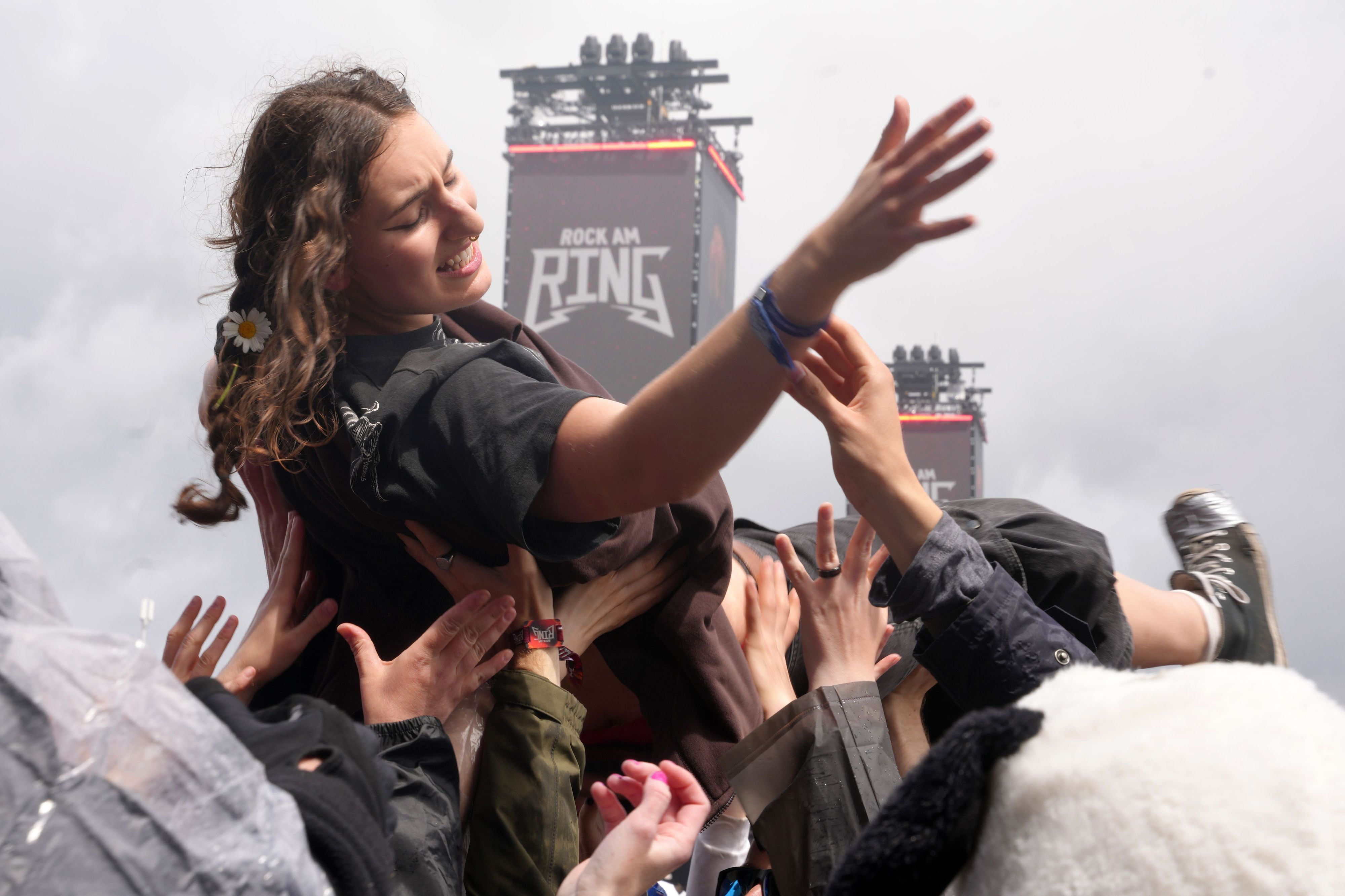 Rockfans lassen sich vor der Mandorastage über die Köpfe des Publikums tragen.