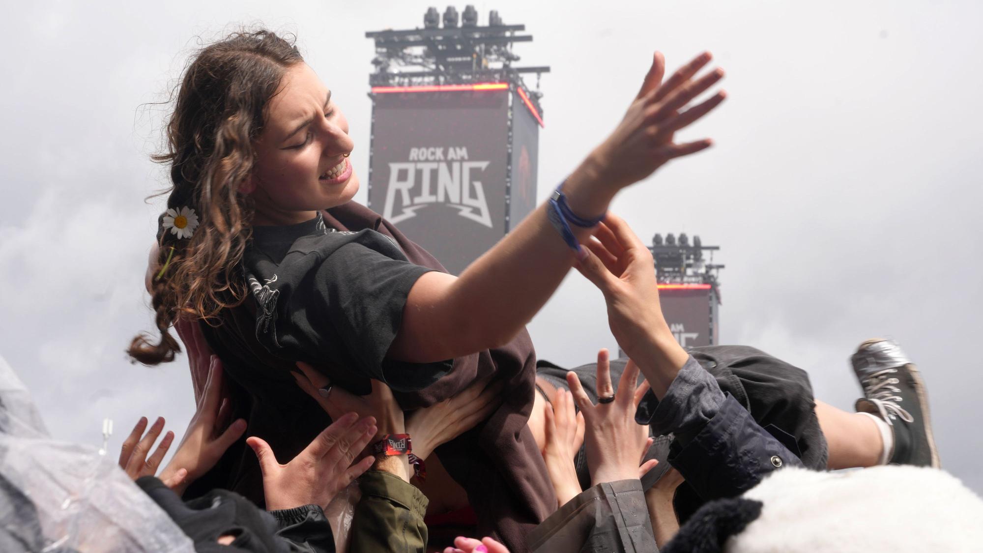 Rockfans lassen sich vor der Mandorastage über die Köpfe des Publikums tragen.