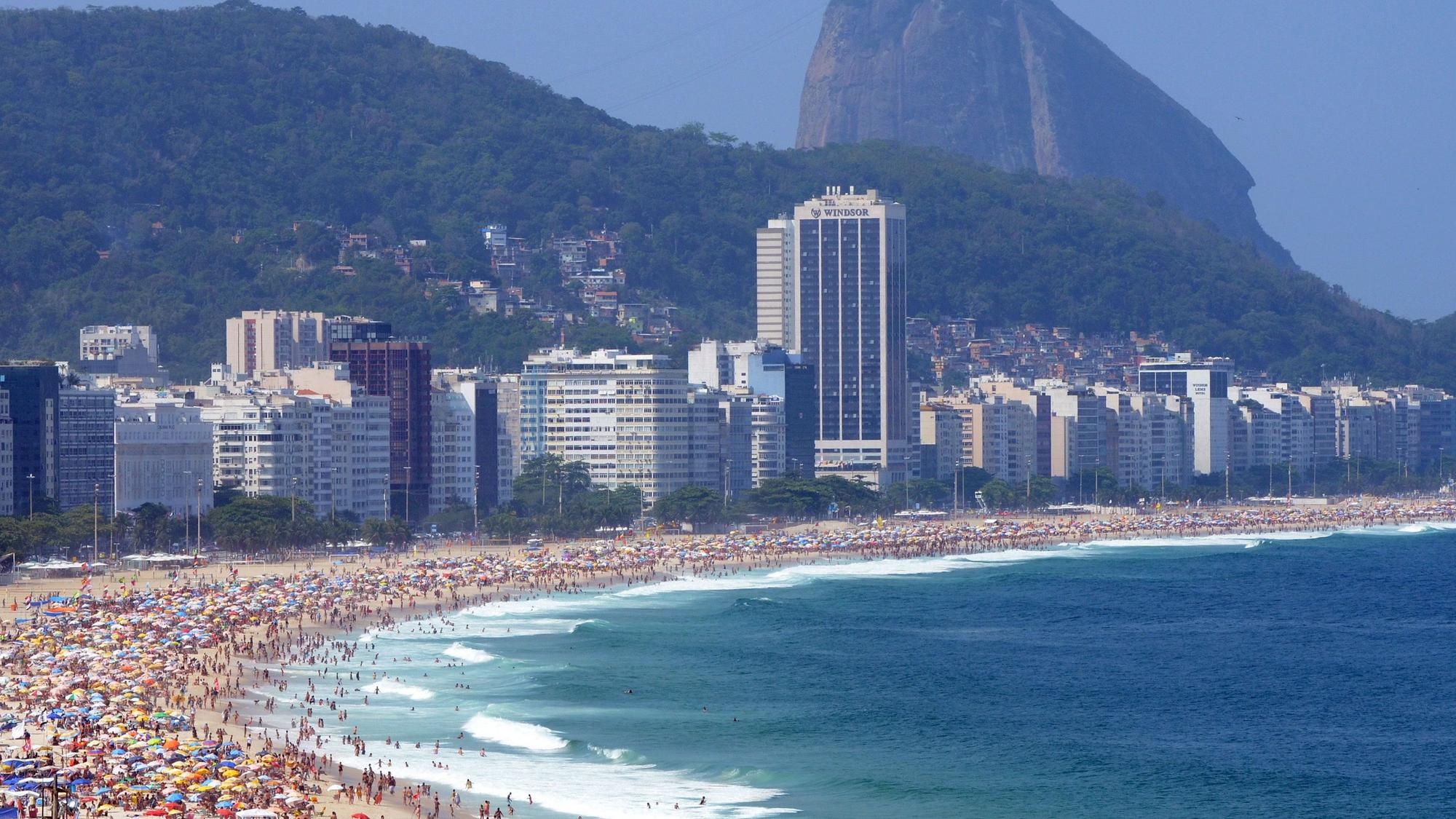 Der Strand an der berühmten Copacabana in Rio de Janeiro im Schatten des Zuckerhuts.