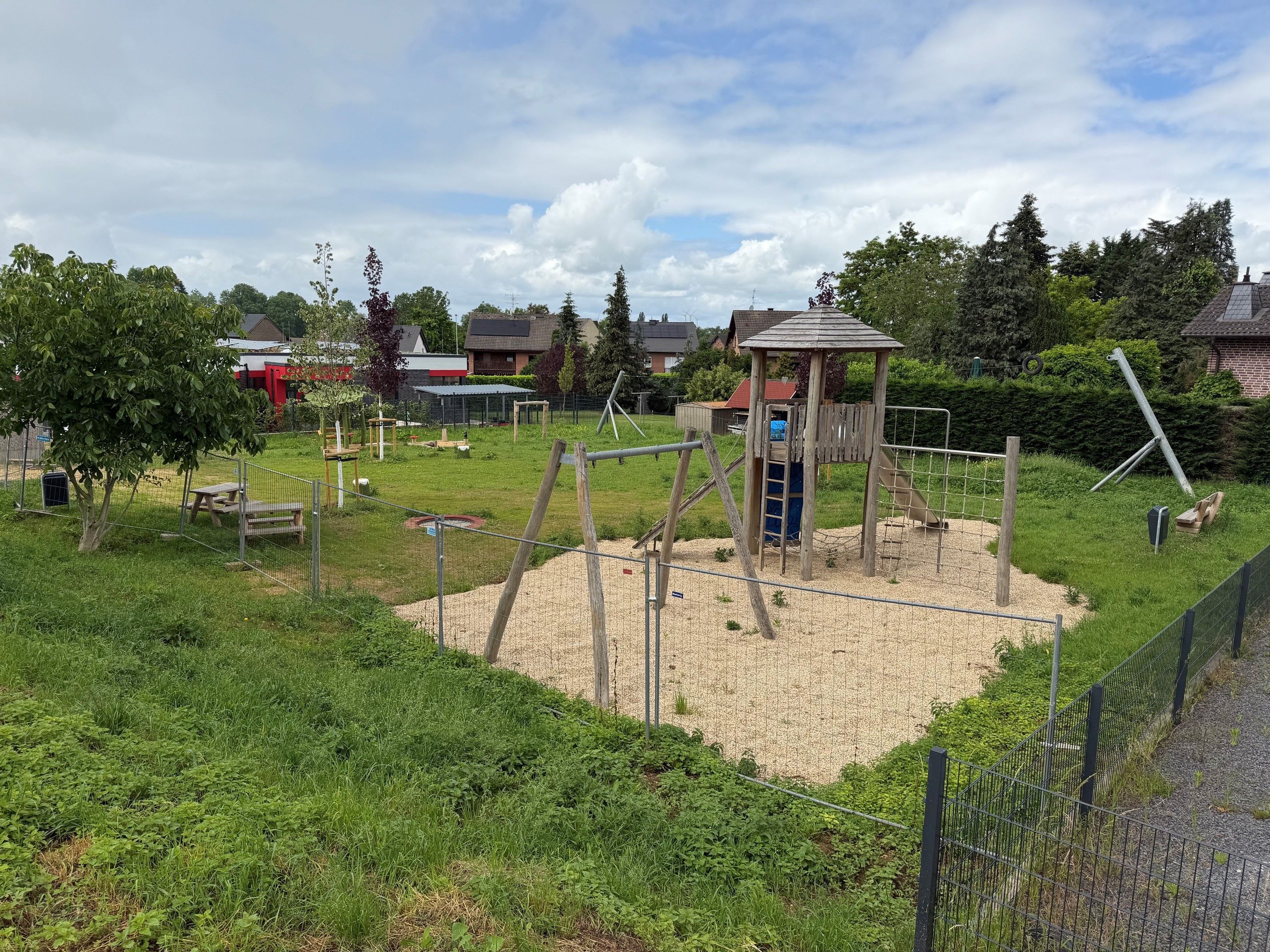 Das Bild zeigt einen Spielplatz.