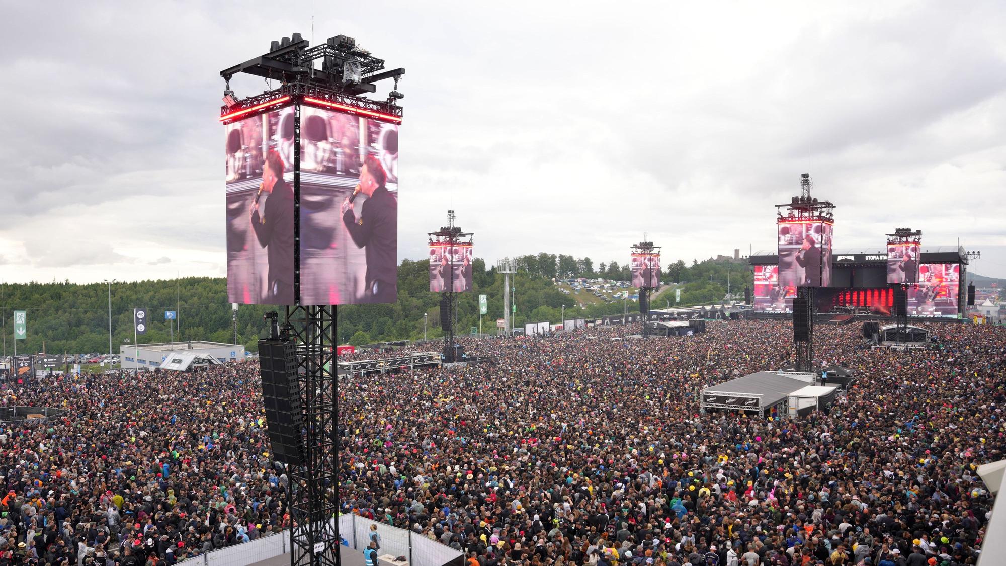Rockfans stehen während des Auftritts der britischen Melalband „Architects“ bei Rock am Ring vor der Utopiastage.
