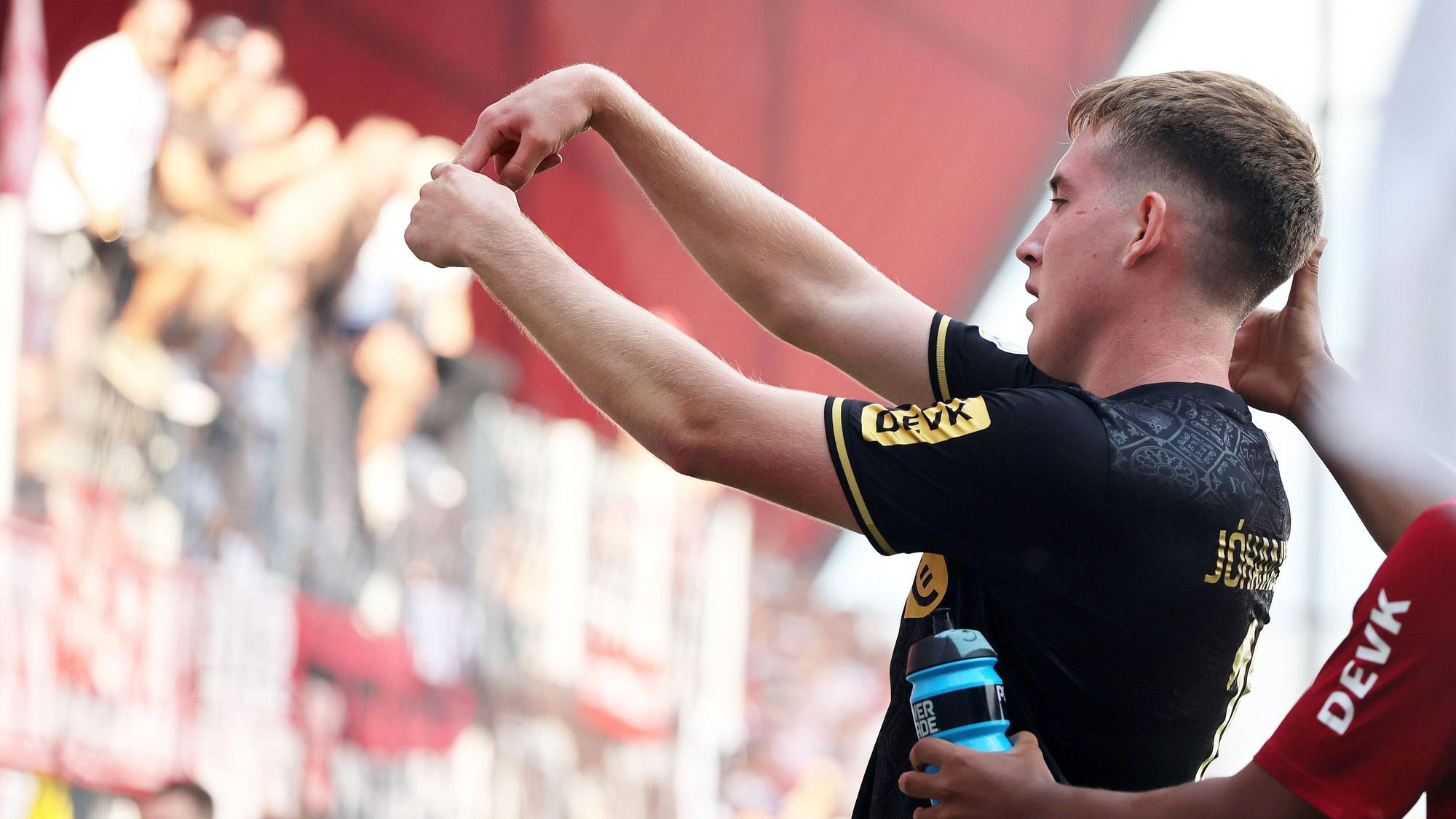 Isak Johannesson jubelt vor der Fankurve.