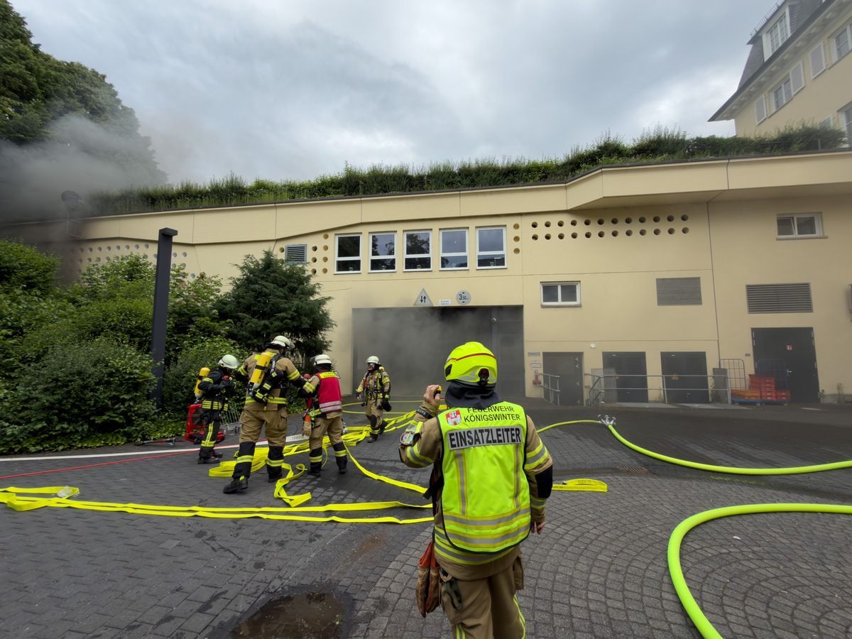 Brennende Fahrzeuge in einer Parkgarage in Königswinter.