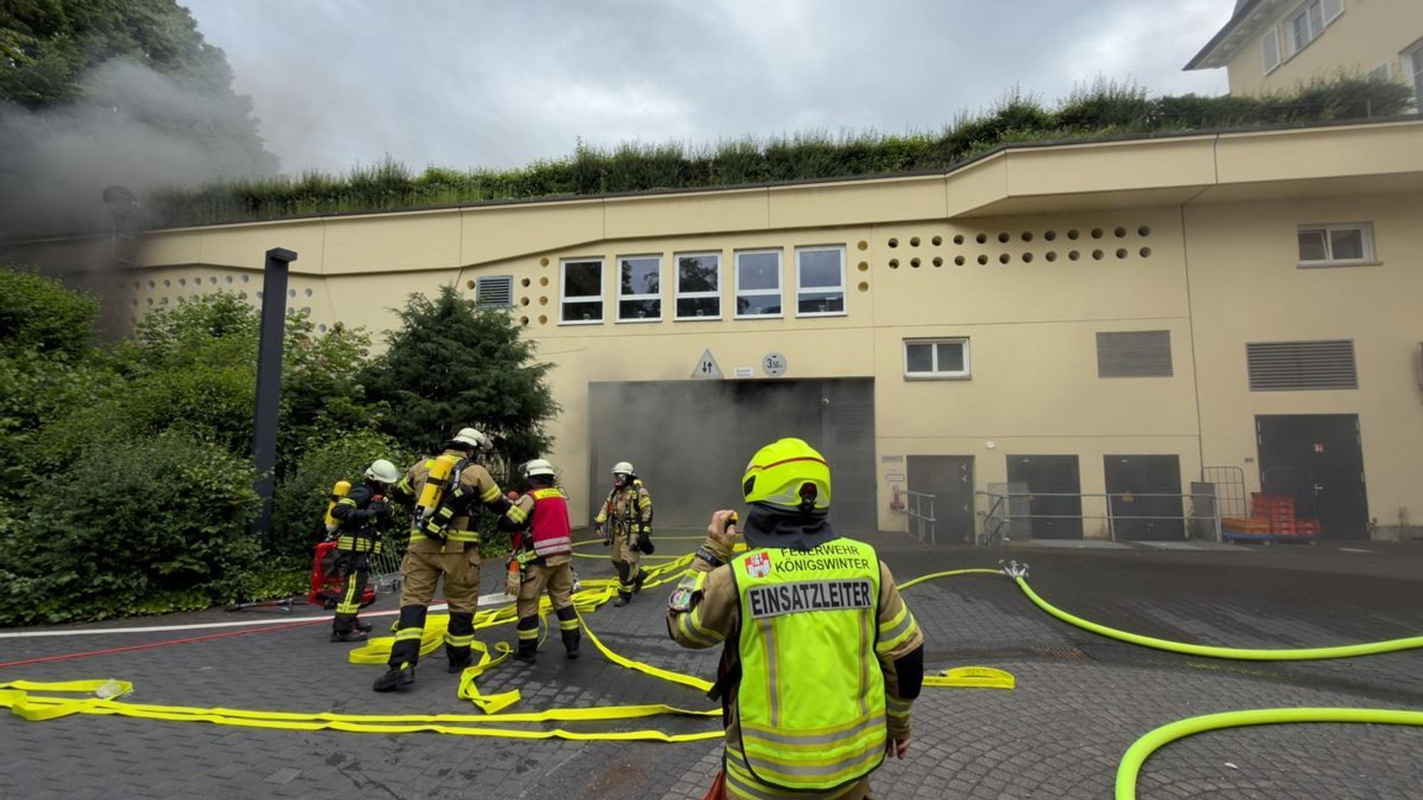 Brennende Fahrzeuge in einer Parkgarage in Königswinter.