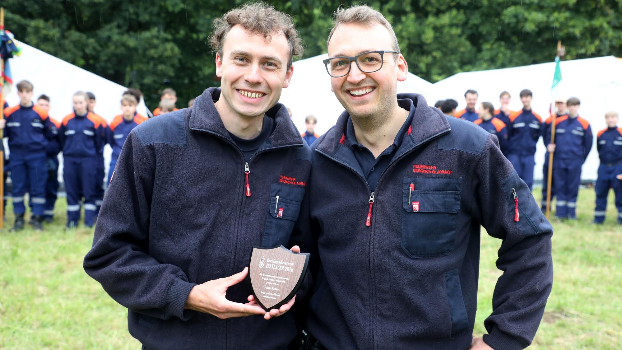 Bergisch Gladbachs Stadtjugendfeuerwehrwart Daniel „Danny“ Martini erhält eine Plakette.