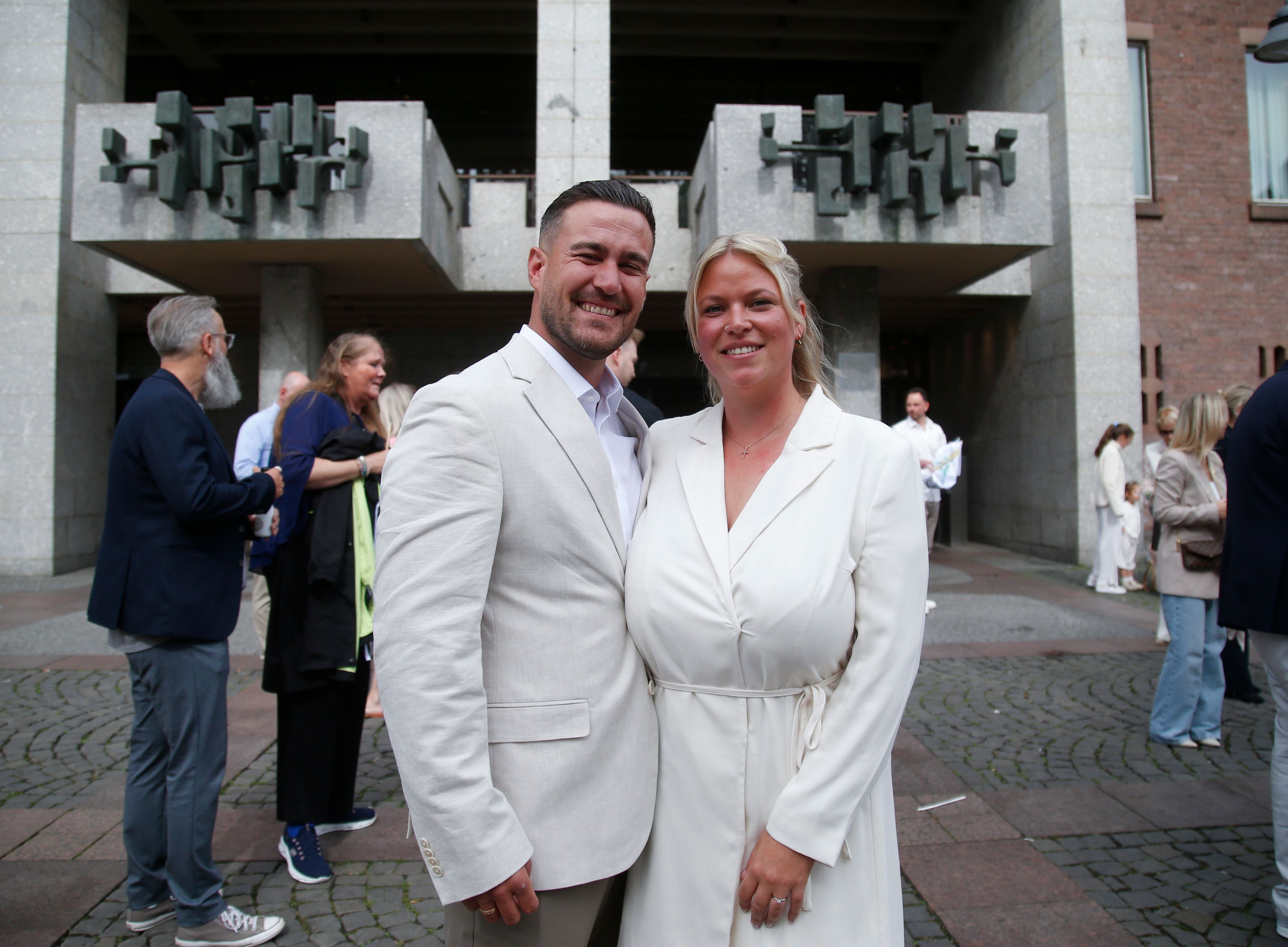 Das Brautpaar Kai und Denise vor dem Kölner Rathaus.