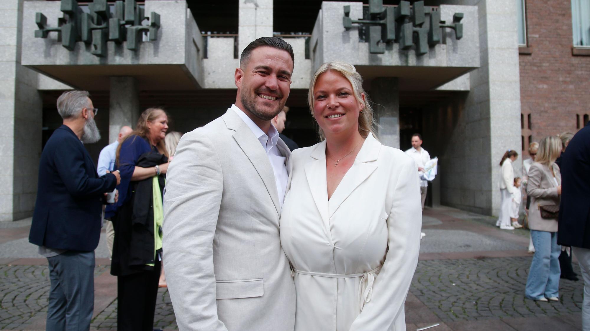 Das Brautpaar Kai und Denise vor dem Kölner Rathaus.