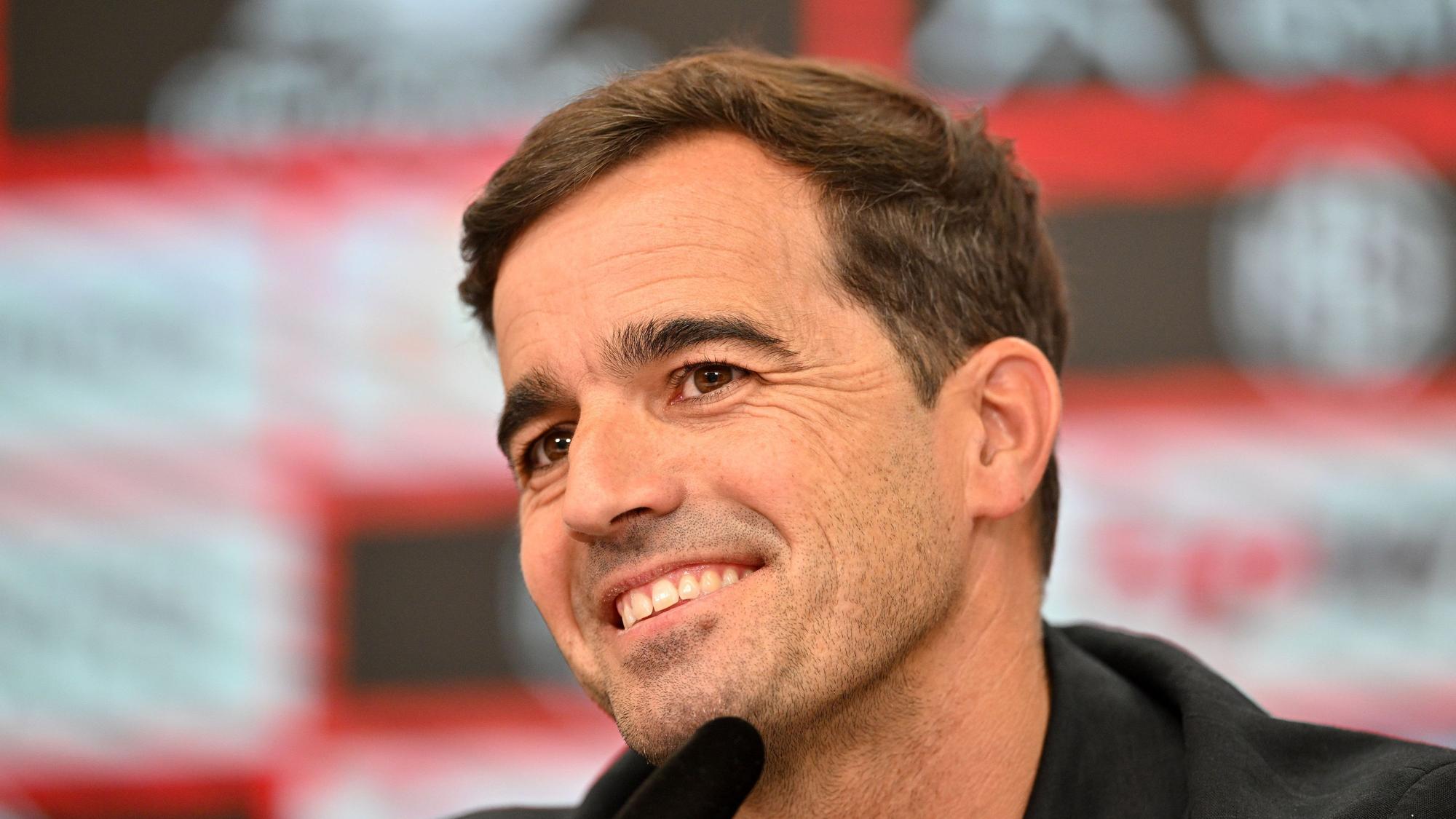 Carles Martinez lächelt bei seiner Vorstellungs-PK.