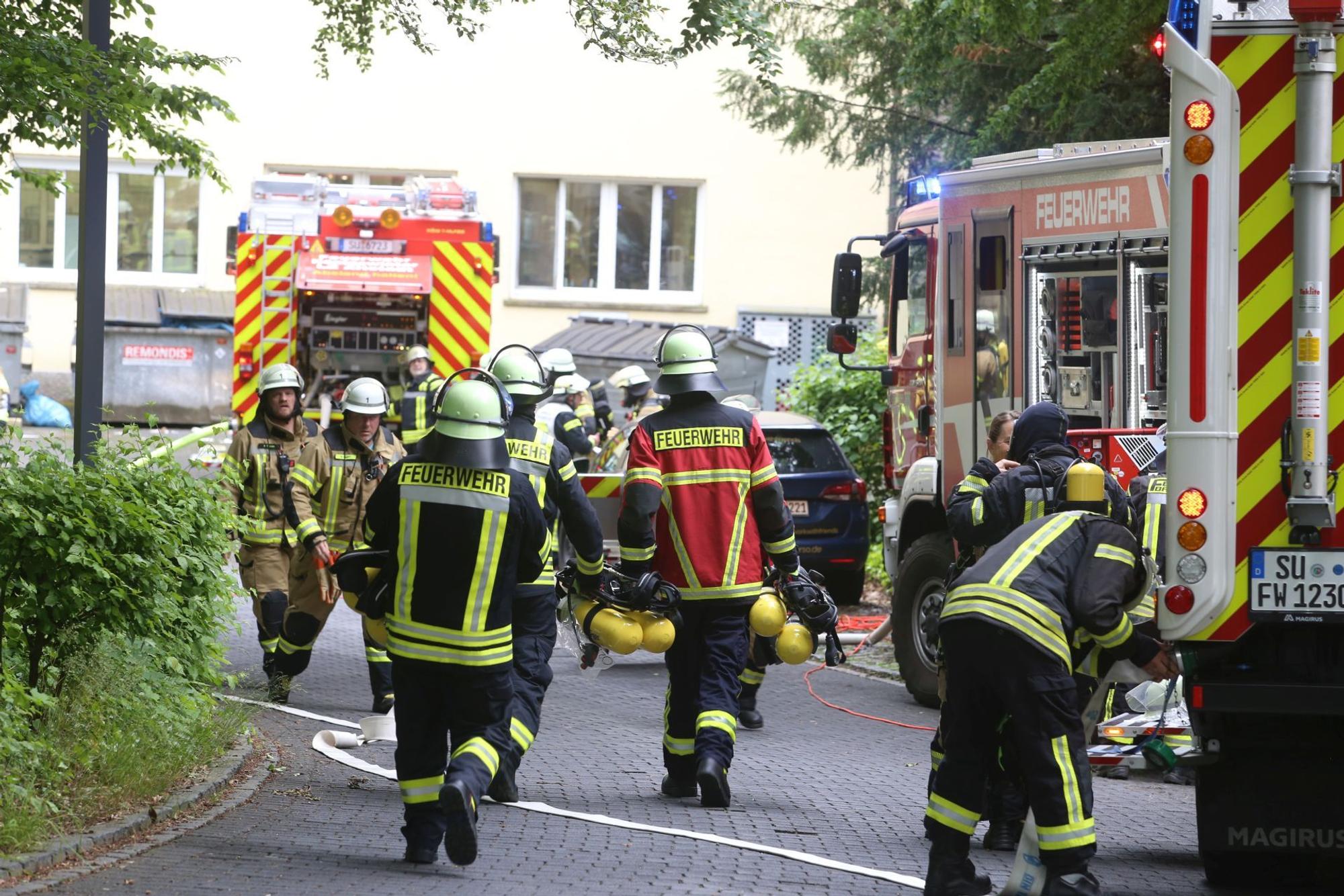 Feuerwehrleute und Einsatzfahrzeuge.