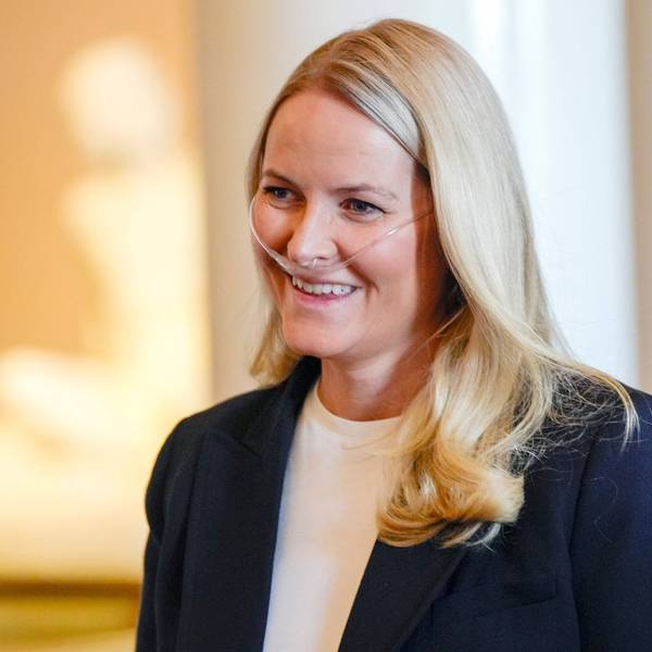 Mette-Marit lächelt mit Sauerstoffgerät.