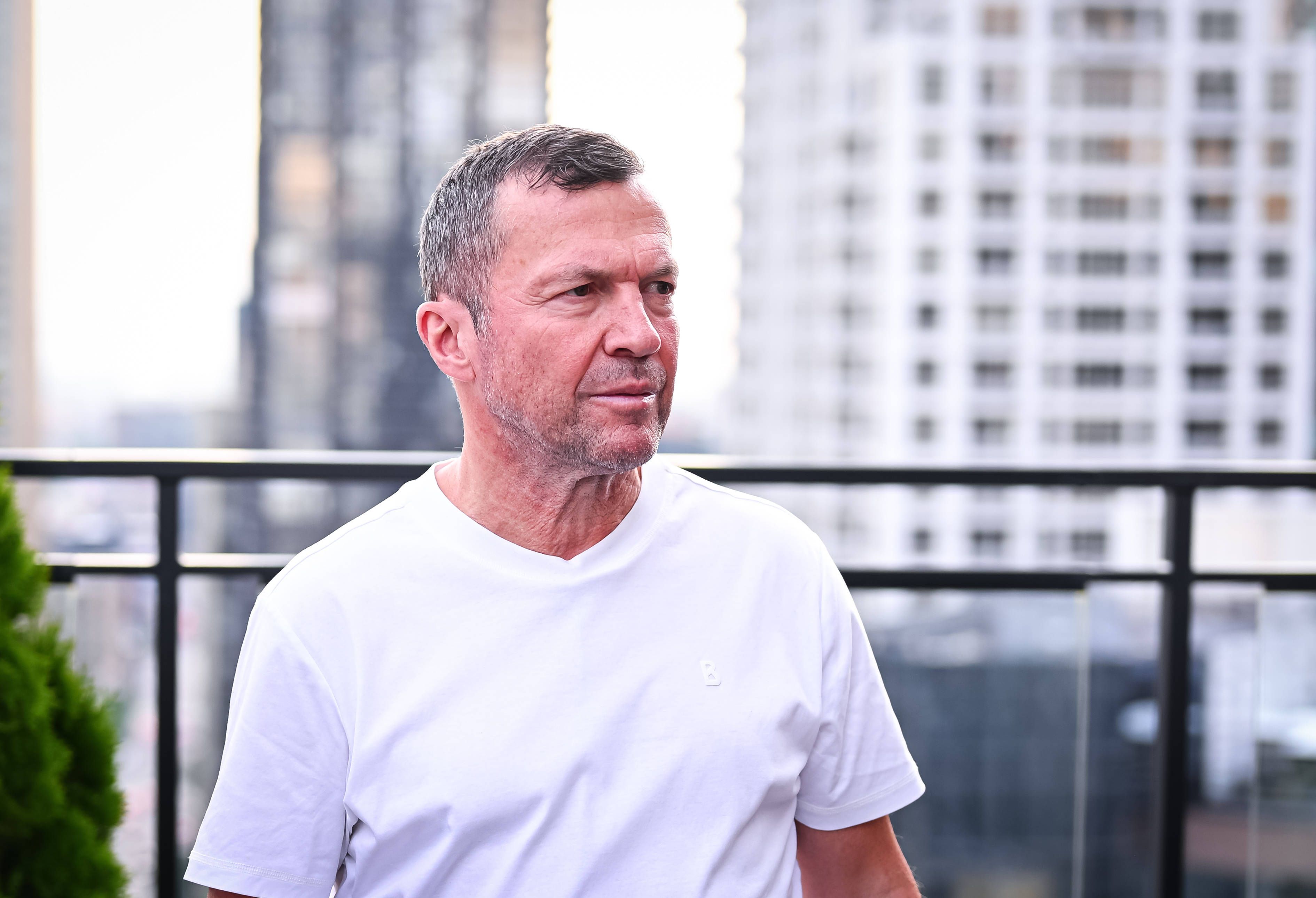 Lothar Matthäus in weißem T-Shirt bei einer Rooftop-Party in Chicago.