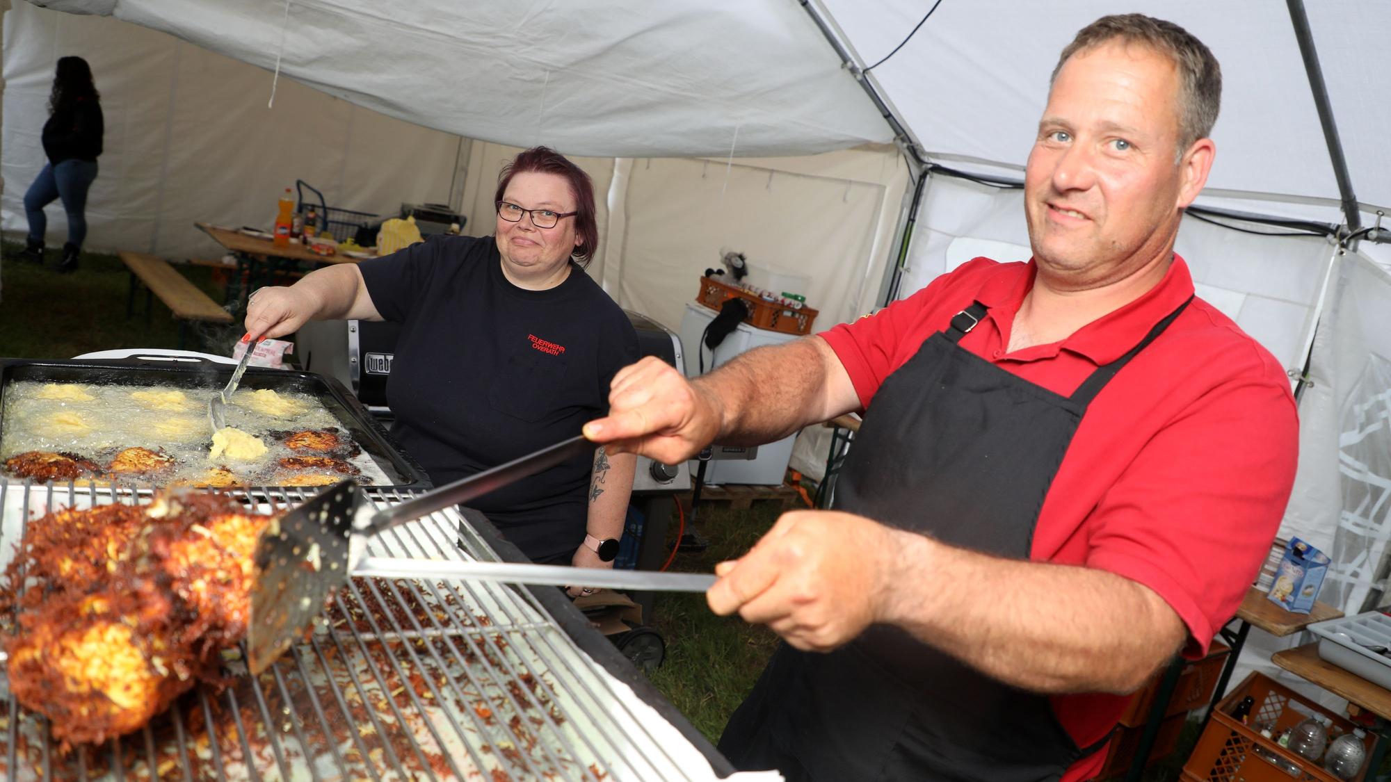 Overaths Stadtjugendfeuerwehrwart Thorsten Merkel und seine Frau Kerstin braten Reibekuchen.