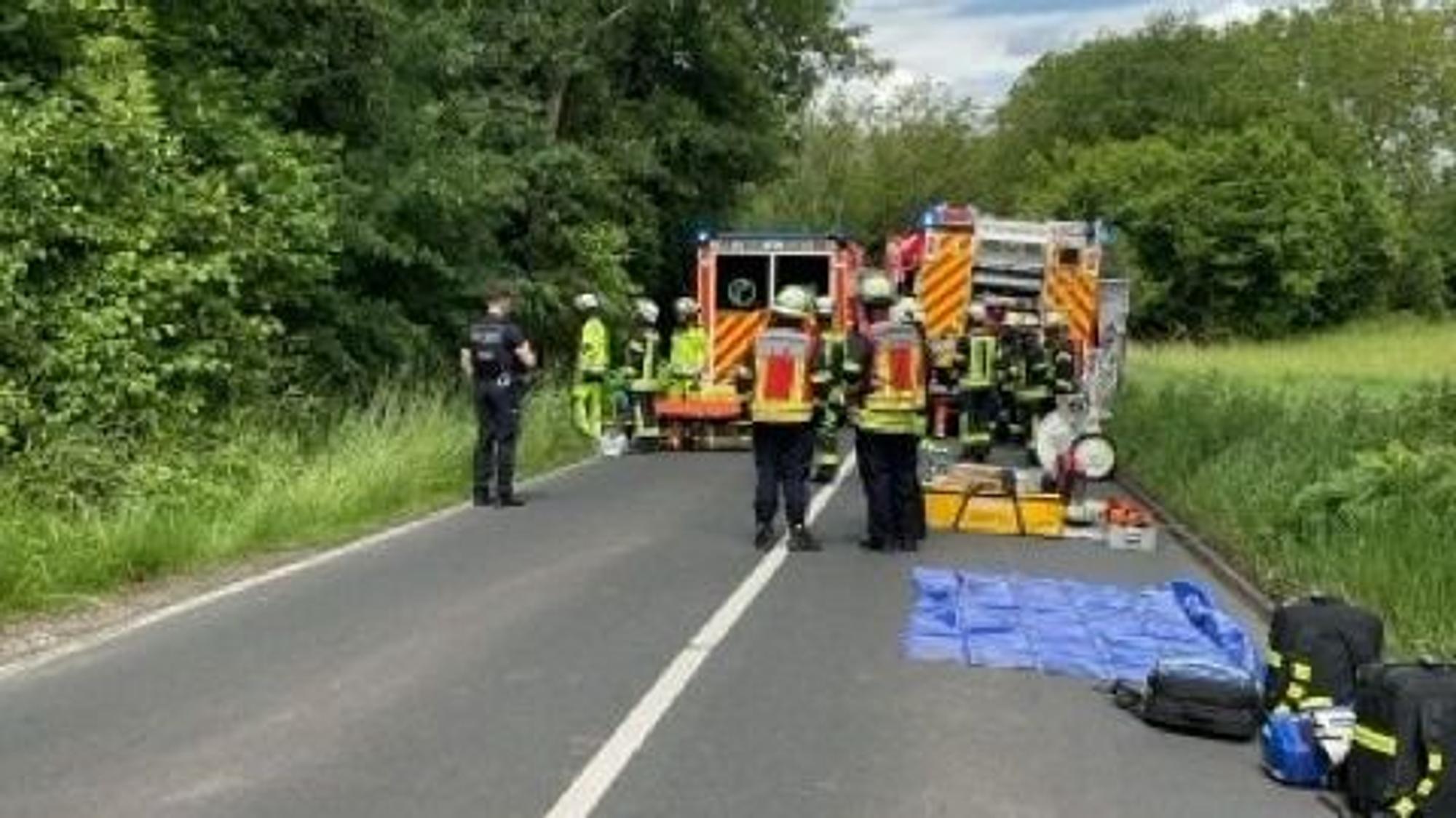 Ein verunfalltes Auto steht am Straßenrand.