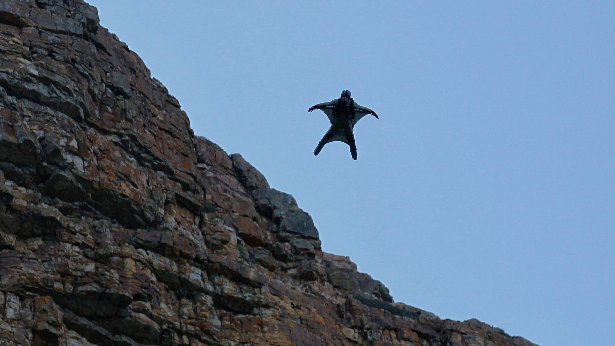 ARCHIV - 16.10.2010, Südafrika, Johannesburg: Ein Wingsuit-Flieger nach einem Sprung von einem Felsvorsprung. (zu dpa: «Deutscher mit Wingsuit verunglückt in der Schweiz tödlich») Foto: Nic Bothma/epa/dpa +++ dpa-Bildfunk +++