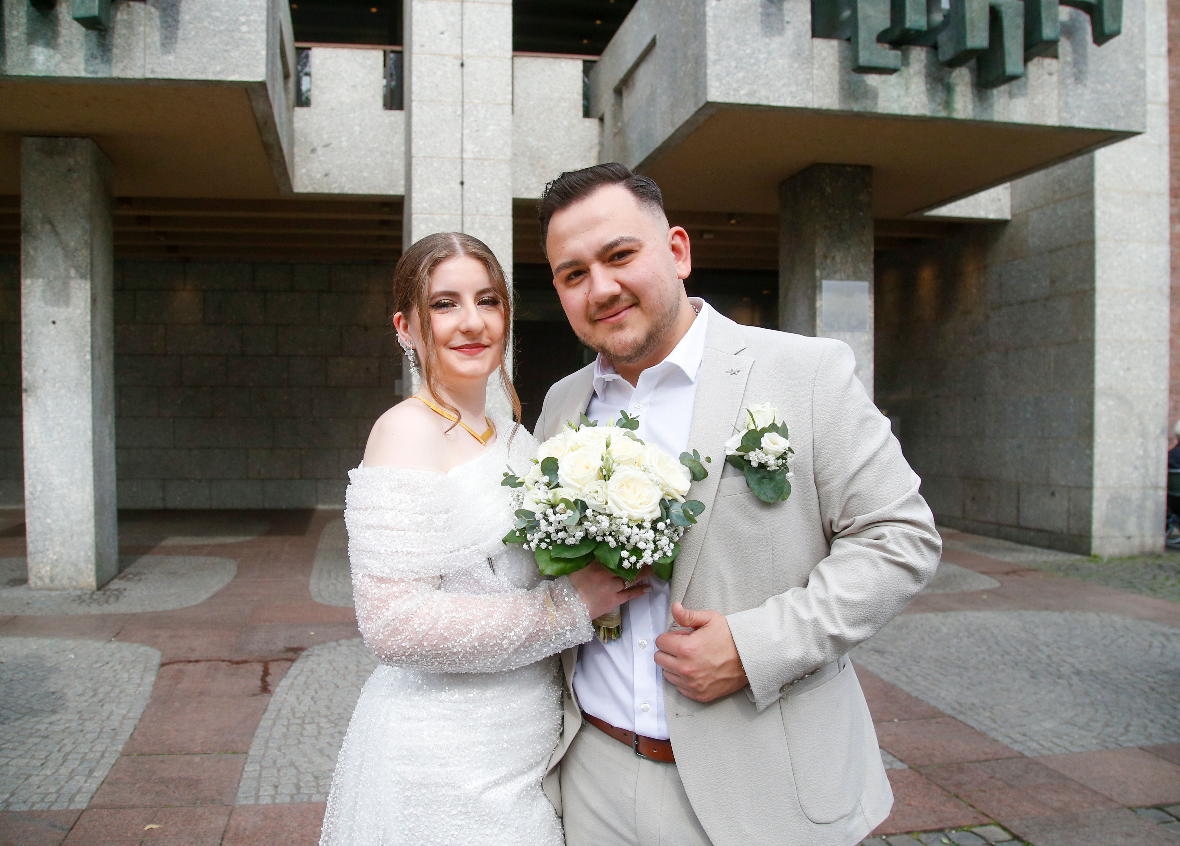 06.06.2026
Köln, NRW
Zahlreiche Brautpaare heiraten heute im Kölner Rathaus. 
Cekir (28J. Köln) (r) und seine Braut Begün (23 J. München) heiraten wegen dem Datum 06.06.2026.