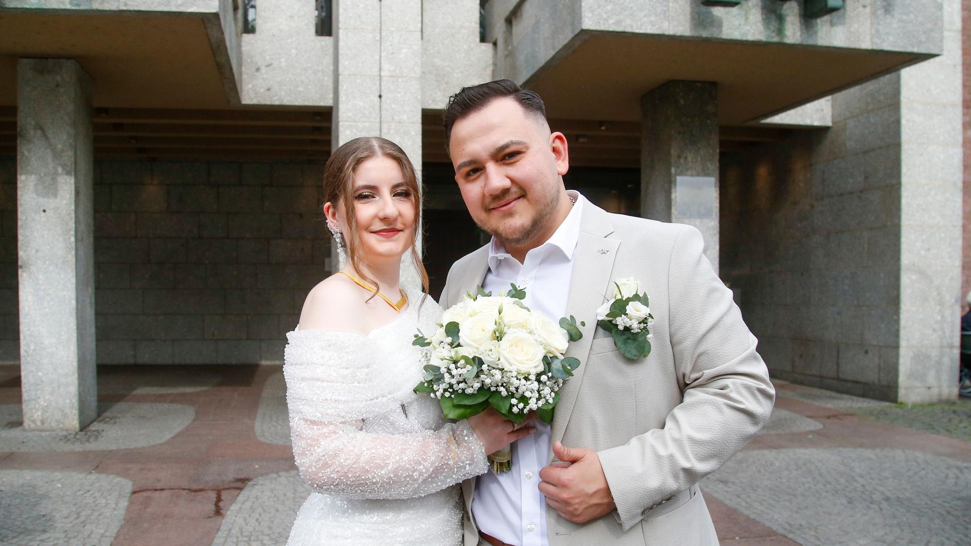 06.06.2026
Köln, NRW
Zahlreiche Brautpaare heiraten heute im Kölner Rathaus.
Cekir (28J. Köln) (r) und seine Braut Begün (23 J. München) heiraten wegen dem Datum 06.06.2026.