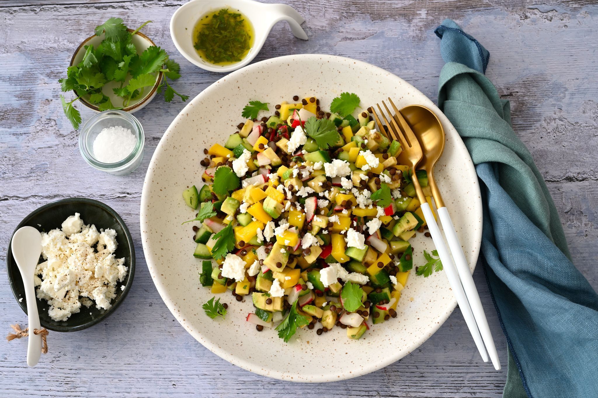 Ein Teller mit Linsensalat und weiteren Zutaten