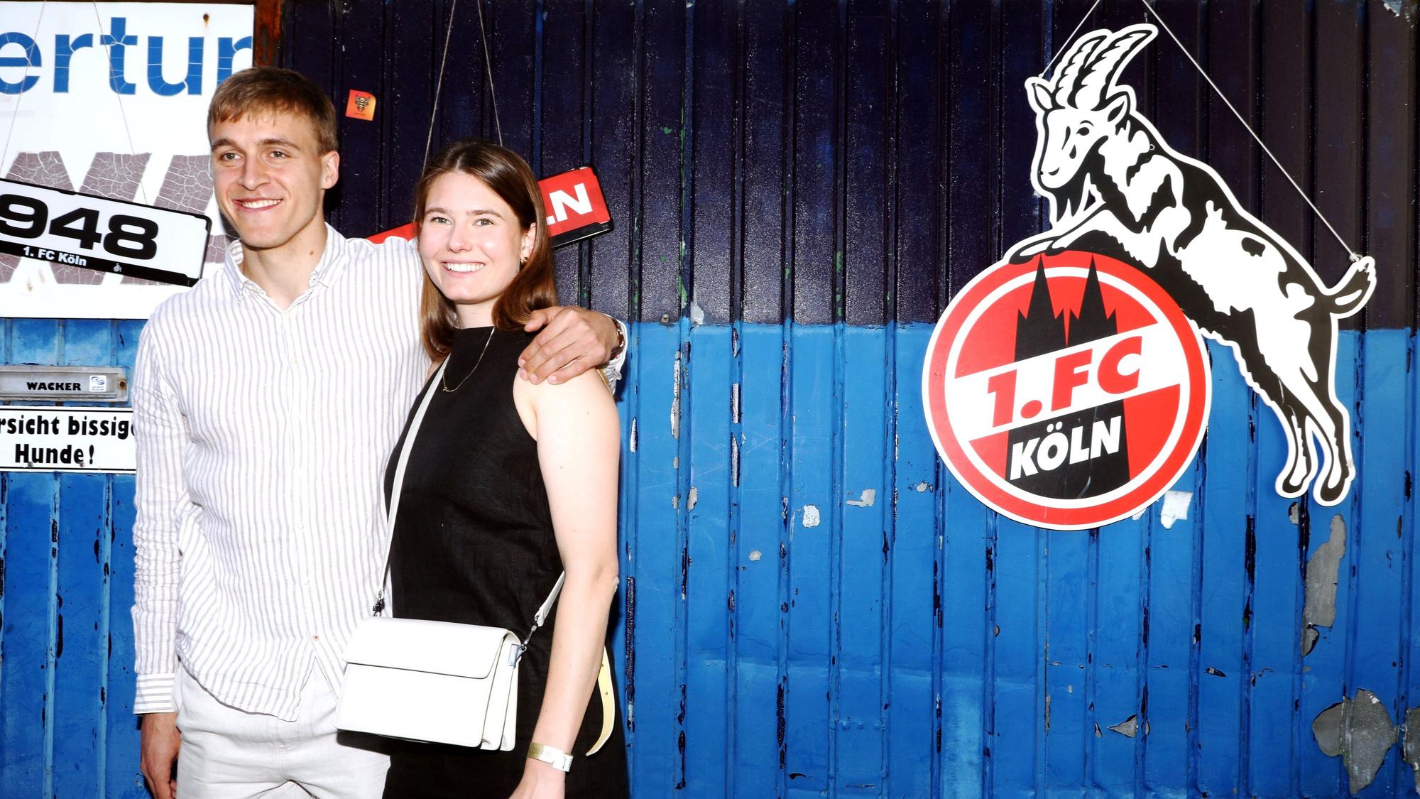 Auf der Saisonabschlussfeier des 1. FC Köln posieren Timo Hübers und seine Freundin Carla.