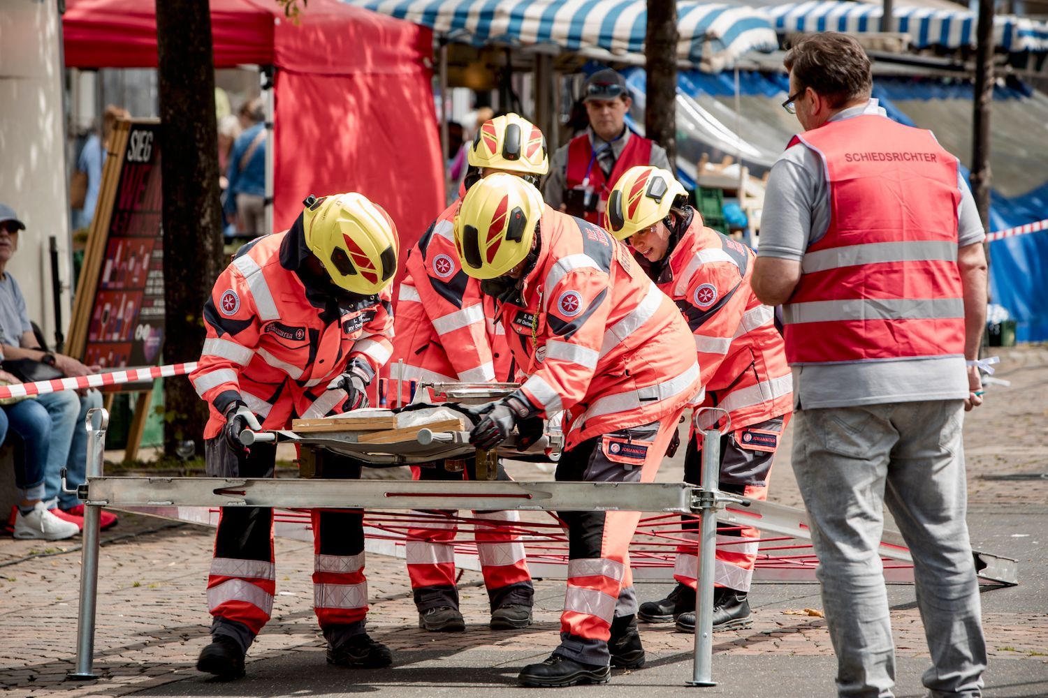 Einsatzkräfte transportieren eine Trage über über ein Hinderniss .