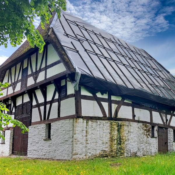In diesem Sommer soll das marode Dach des Museums Haus Dahl in der kleinen Marienheider Ortschaft Dahl auf Vordermann gebracht werden.