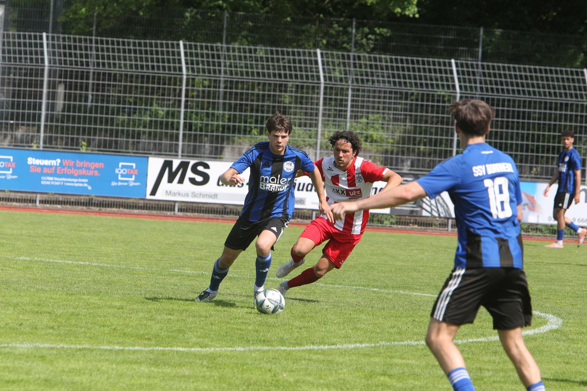 Meist nur zweiter Sieger war Luan Mahessa (Mitte), der hier seinen Gegenspieler verfolgt.