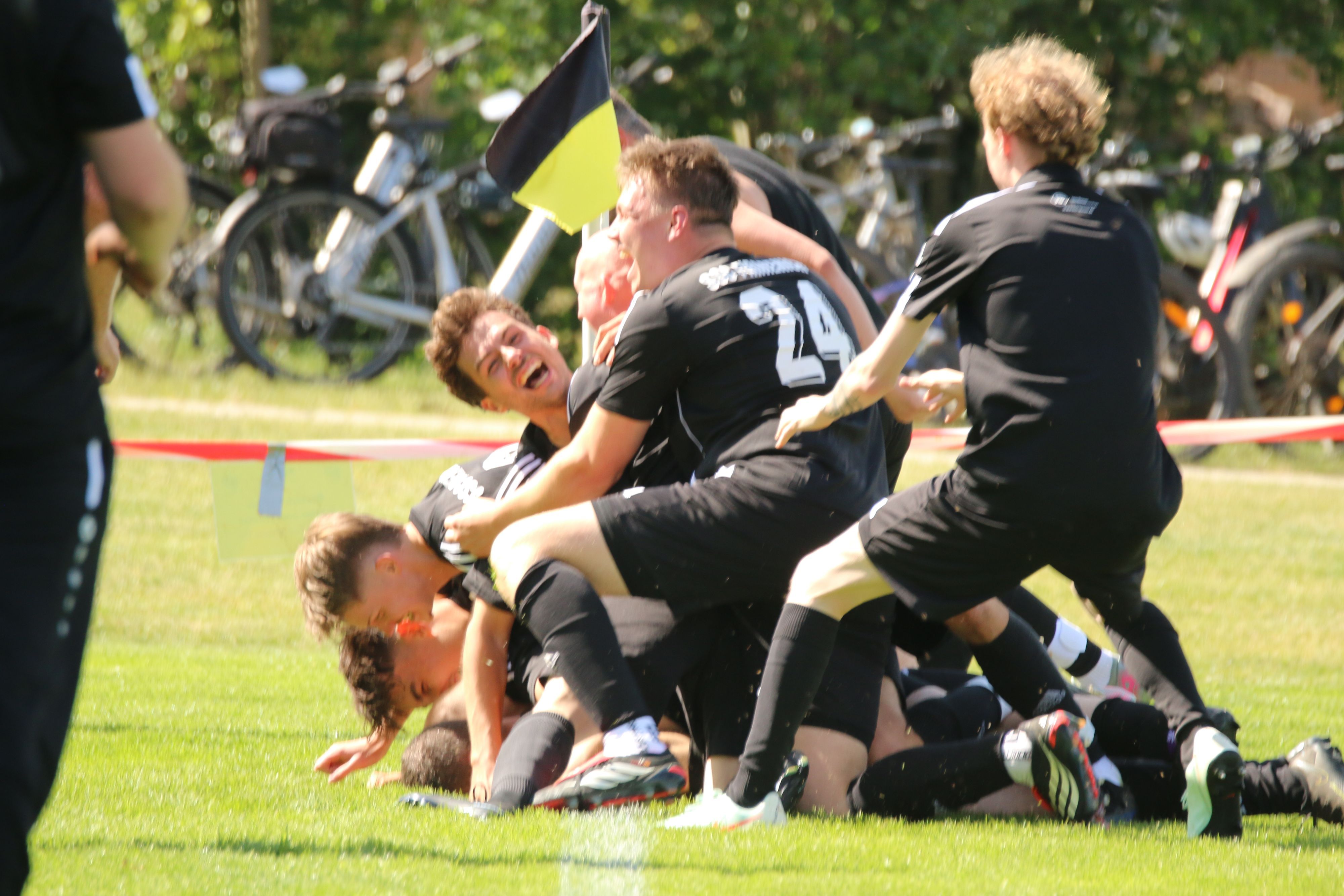 Spieler des SSC Firmenich bejubeln übereinander die 2:1-Führung.