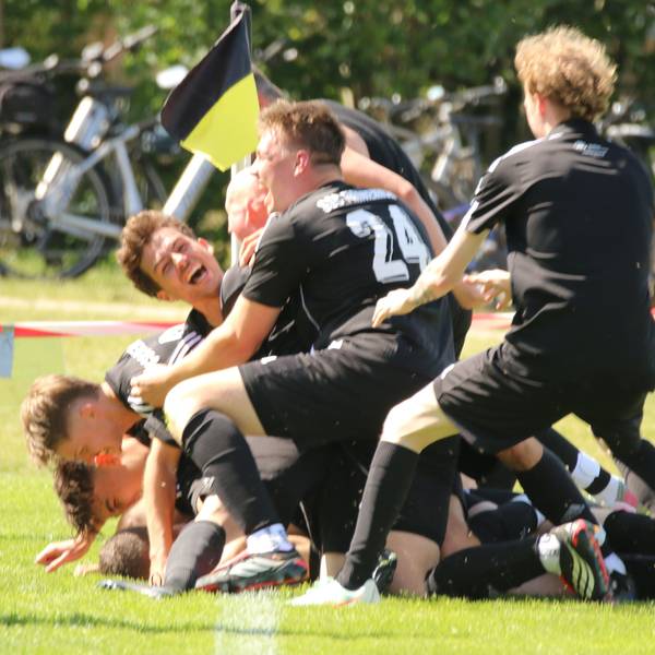 Spieler des SSC Firmenich bejubeln übereinander die 2:1-Führung.