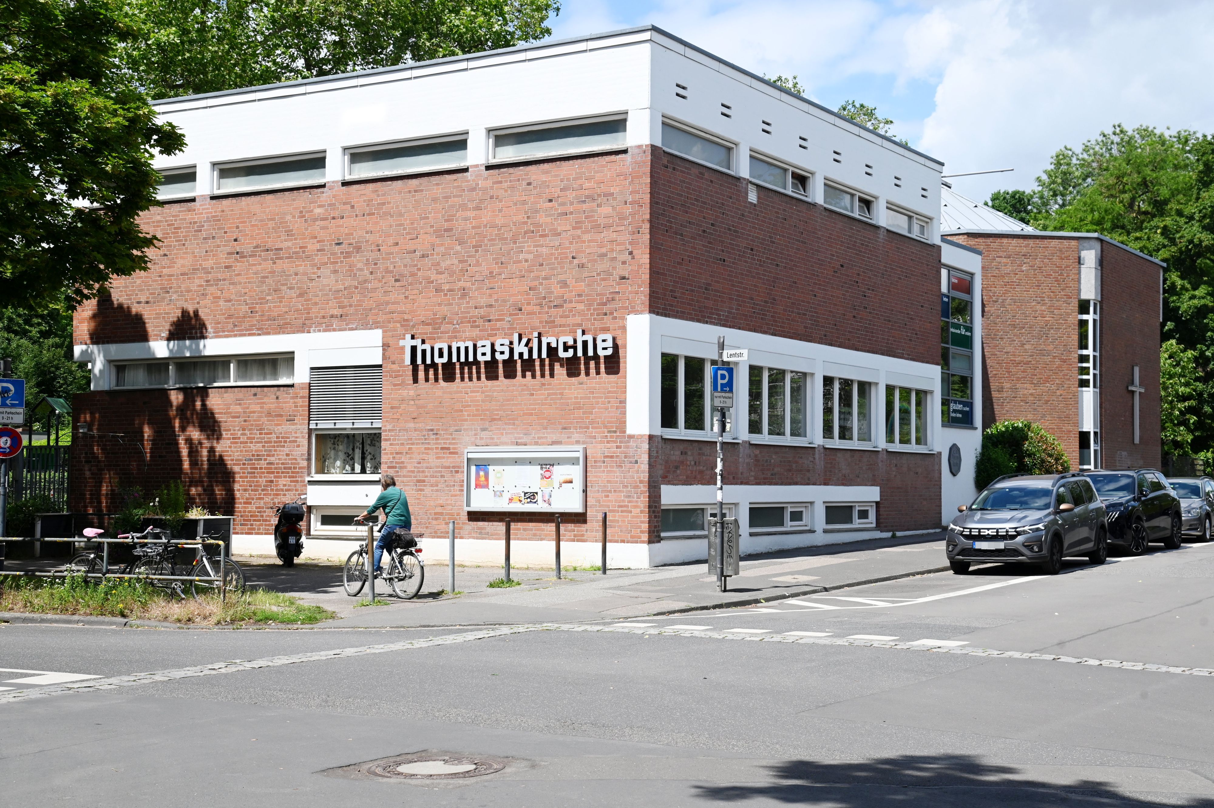 Das Gebäude der Thomaskirche am Neusser Wall.
