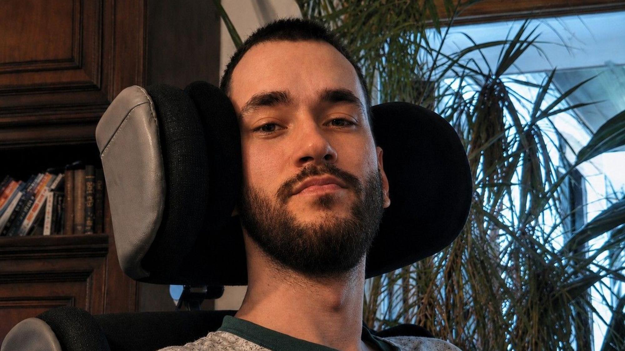 Stephan Große in seinem Rollstuhl im Wohnzimmer.