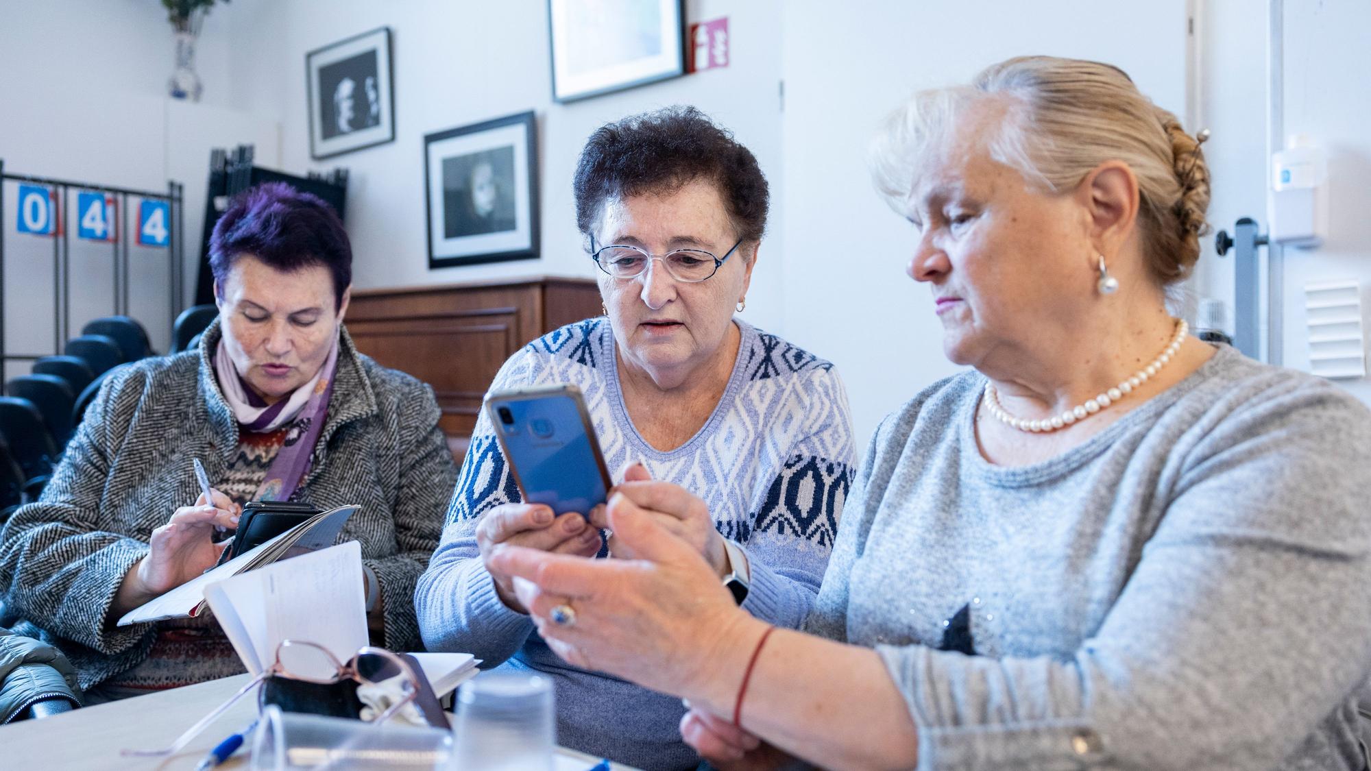 Raisa Geiko (l.) mit zwei weiteren KI-Kursteilnehmerinnen im Begegnungszentrum Chorweiler