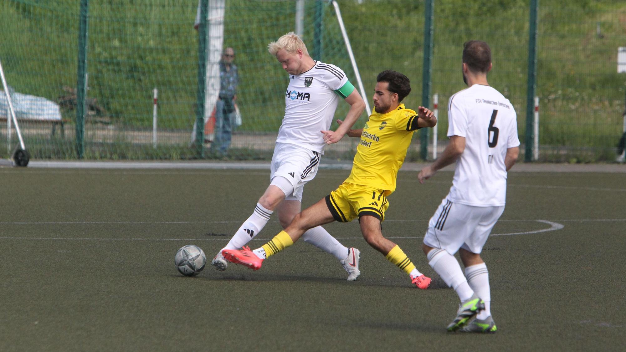 Letztes Spiel für den FSV Neunkirchen-Seelscheid: Kapitän Rico Heinen gegen den Spicher Baris Bilgic.