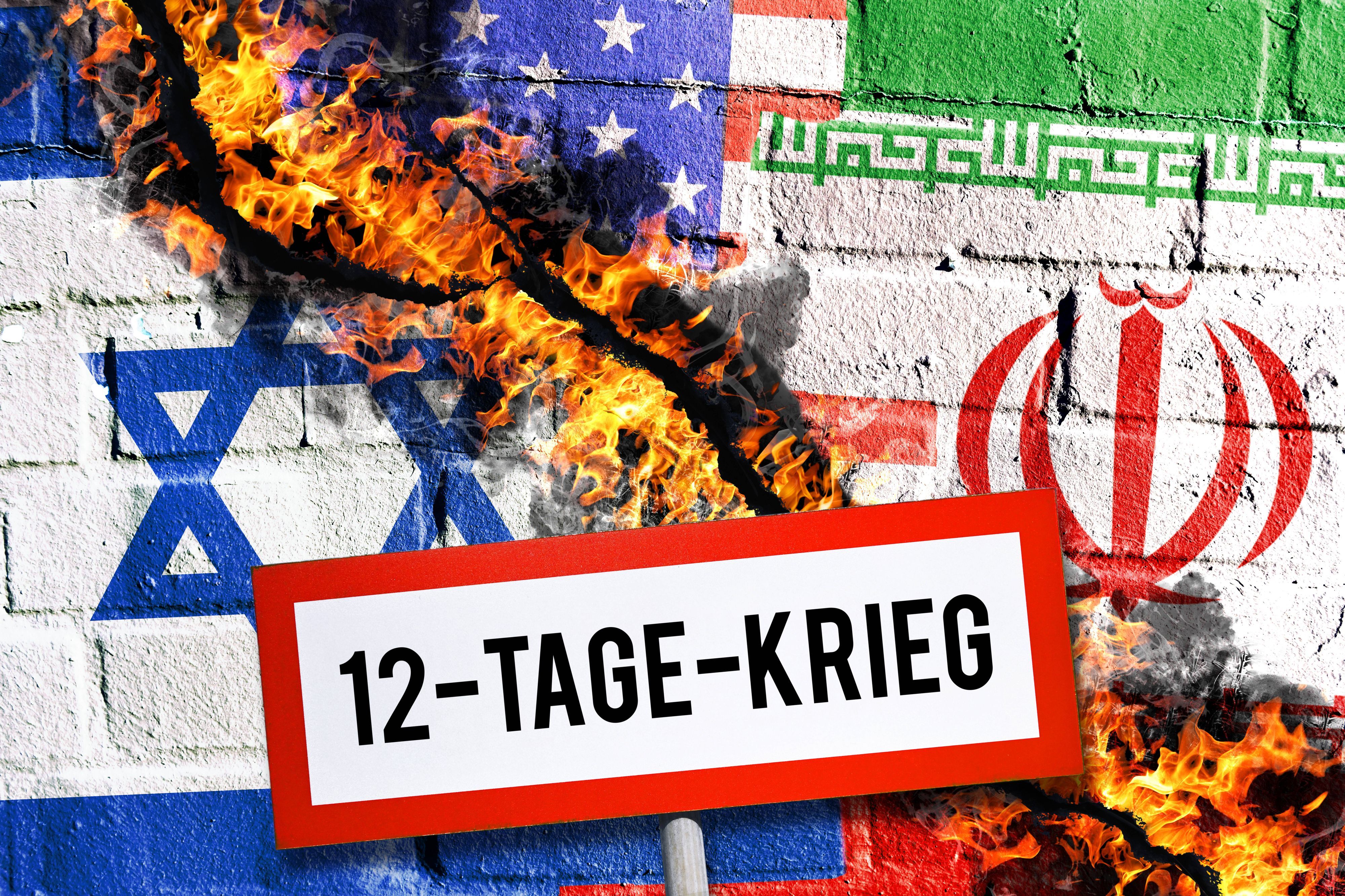 Schild „12-Tage-Krieg“ und Flaggen von Israel, Iran, USA