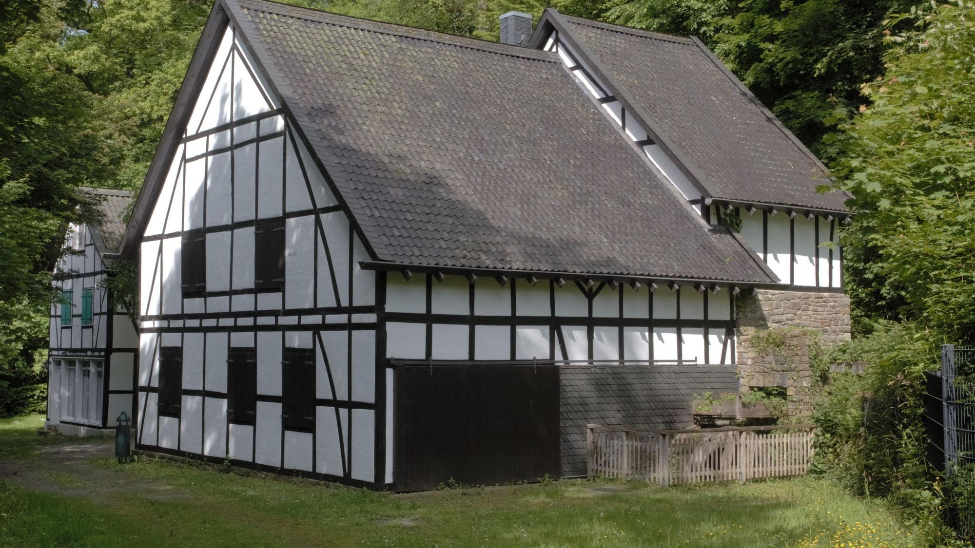 Seit 2022 ist die Gaderother Säge- und Getreidemühle, zu finden am Fuße des Burgbergs von Schloss Homburg in Nümbrecht, bereits geschlossen.