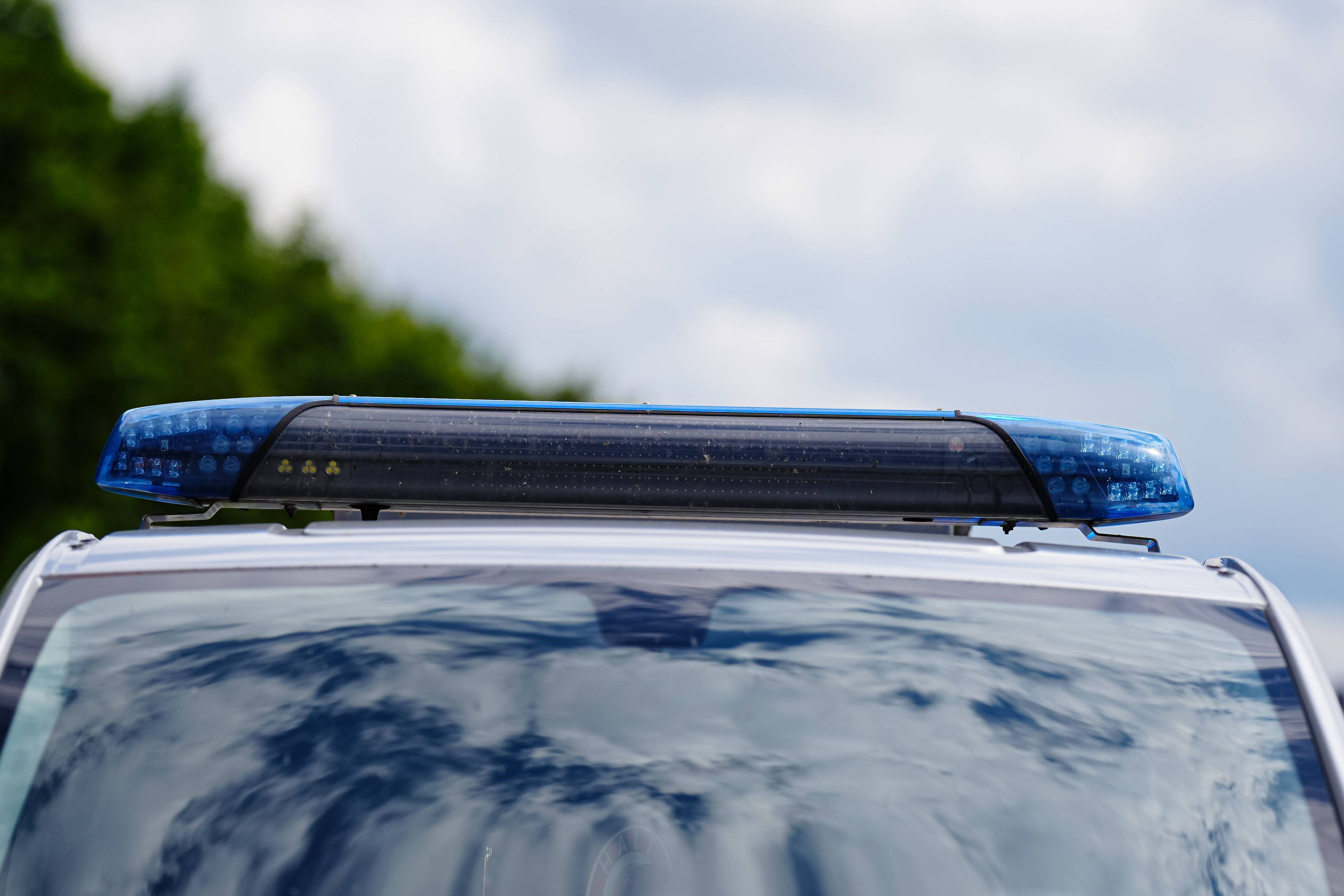 Blaulicht auf dem Dach eines Polizeiautos